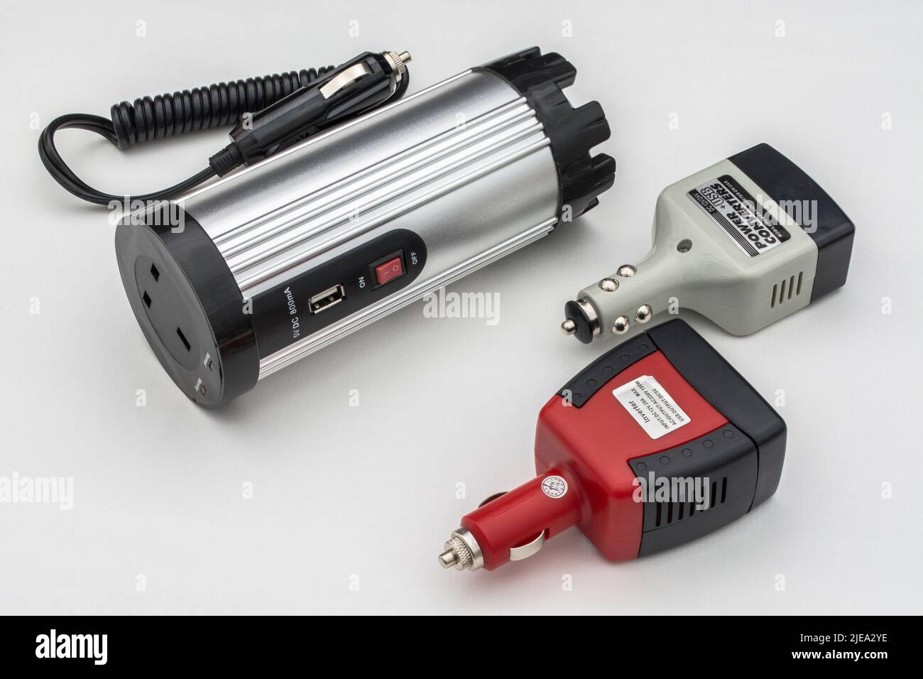 B&Q 12v accendisigari da auto 150W / Watt inverter CC-CA (L/H) e due piccoli invertitori più leggeri. Dispongono di presa di alimentazione CA a 3 pin + presa di ricarica USB. Foto Stock