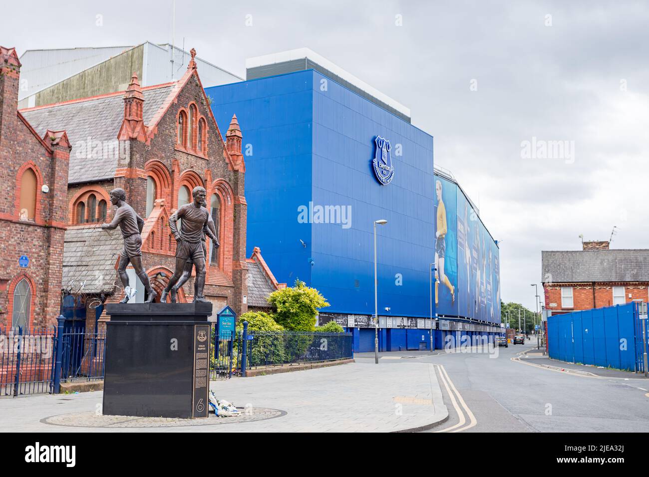 La statua della Santissima Trinità di Goodison Park visto nel giugno 2022 a Liverpool con le leggende dell'Everton Football Club Howard Kendall, Alan Ball, Colin Harve Foto Stock