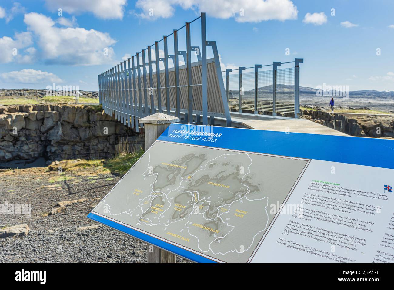 Sali a bordo di un cartello informativo di fronte a un ponte in Islanda sulla penisola di Reykjanes. Furti nordamericani ed eurasiatici. Rocce laviche sullo sfondo e silh Foto Stock