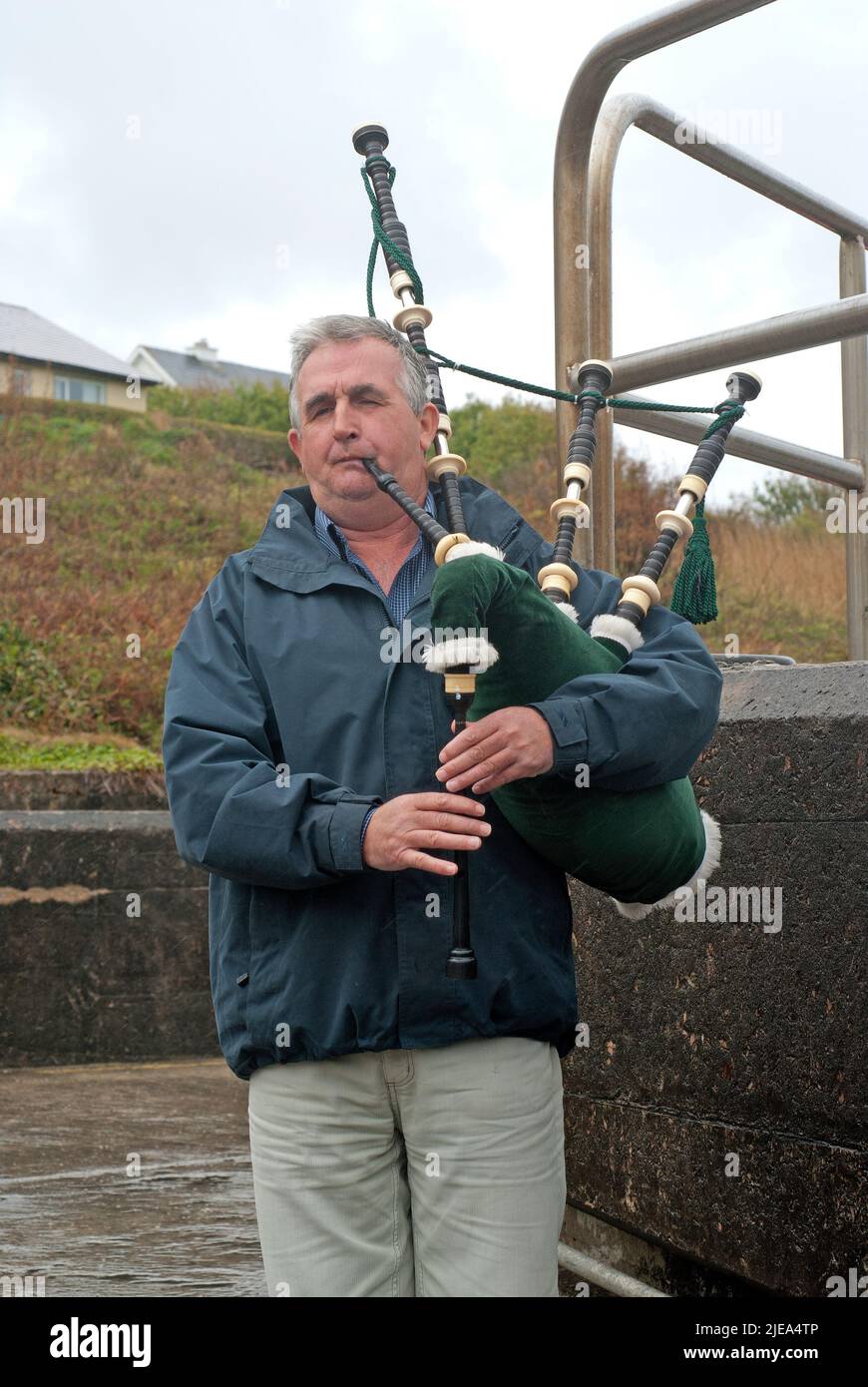 Uomo che gioca le cornamuse a Tory Island, County Donegal, Irlanda Foto Stock
