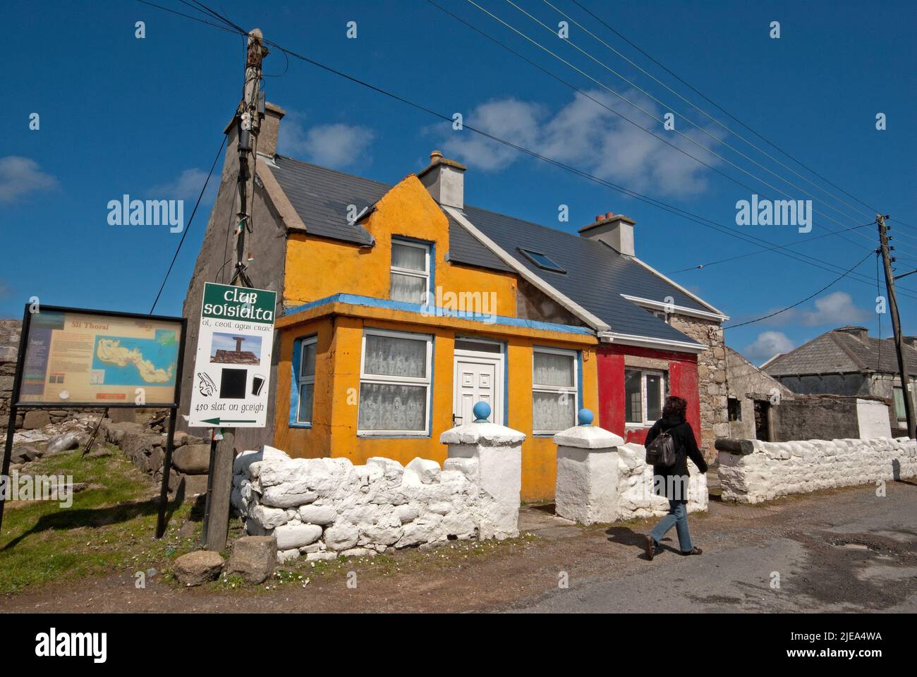 Casa colorata a Tory Island, County Donegal, Irlanda Foto Stock