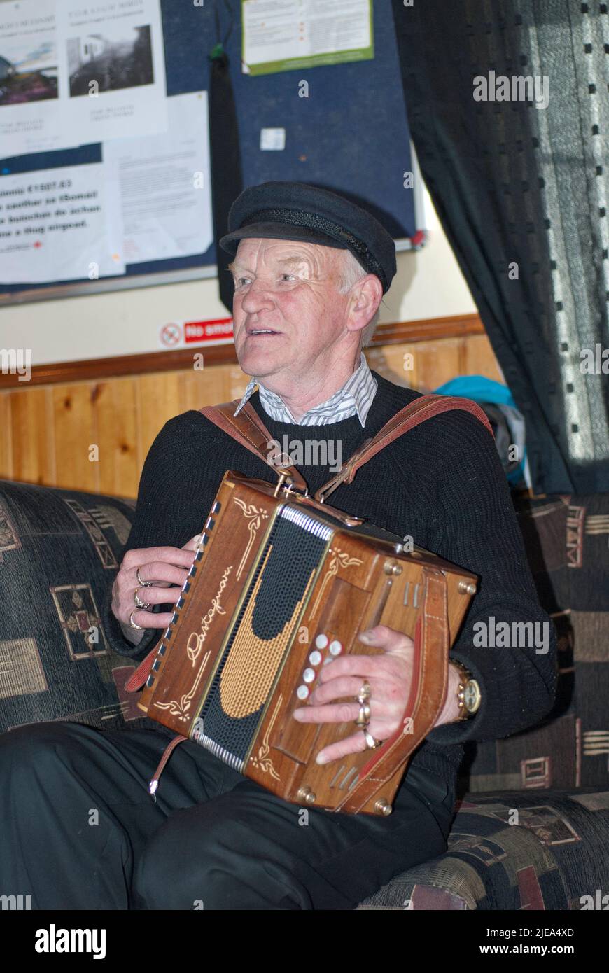 Patsy Dan Rodgers (1944-2018, re di Tory Island dal 1990 al 2018) suona la sua fisarmonica, Tory Island, County Donegal, Irlanda Foto Stock
