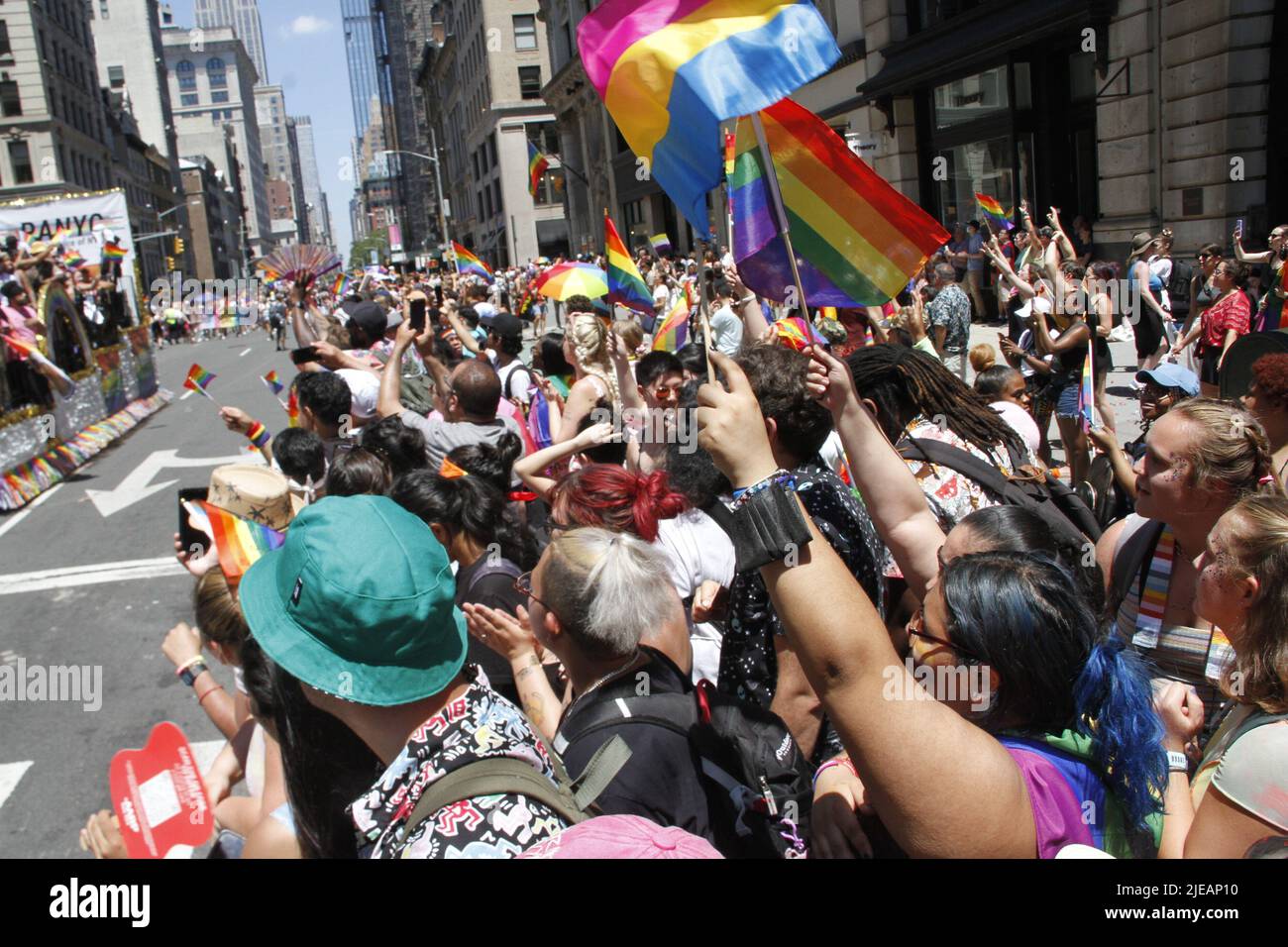 26 giugno 2022, New York, USA: (NUOVO) l'annuale 2022 NYC Pride marzo. 26 giugno 2022, New York, USA: L'annuale NYC Pride March 2022 celebra l'equità e l'amore per tutti durante il mese dell'orgoglio inizia dalle 12pm su 25 Street e 5th Avenue fino a 8th Street attraverso Christopher Street passando per il Monumento Nazionale Stonewall e termina alle 6pm su 16th Street e 7th Avenue. Il primo marzo si è tenuto nel 1970 e da allora è diventata una manifestazione annuale dei diritti civili e con lo scopo di essere ampliato per includere il riconoscimento della lotta contro l'AIDS e per ricordare quelli che abbiamo perso a malattie, violenza e Foto Stock