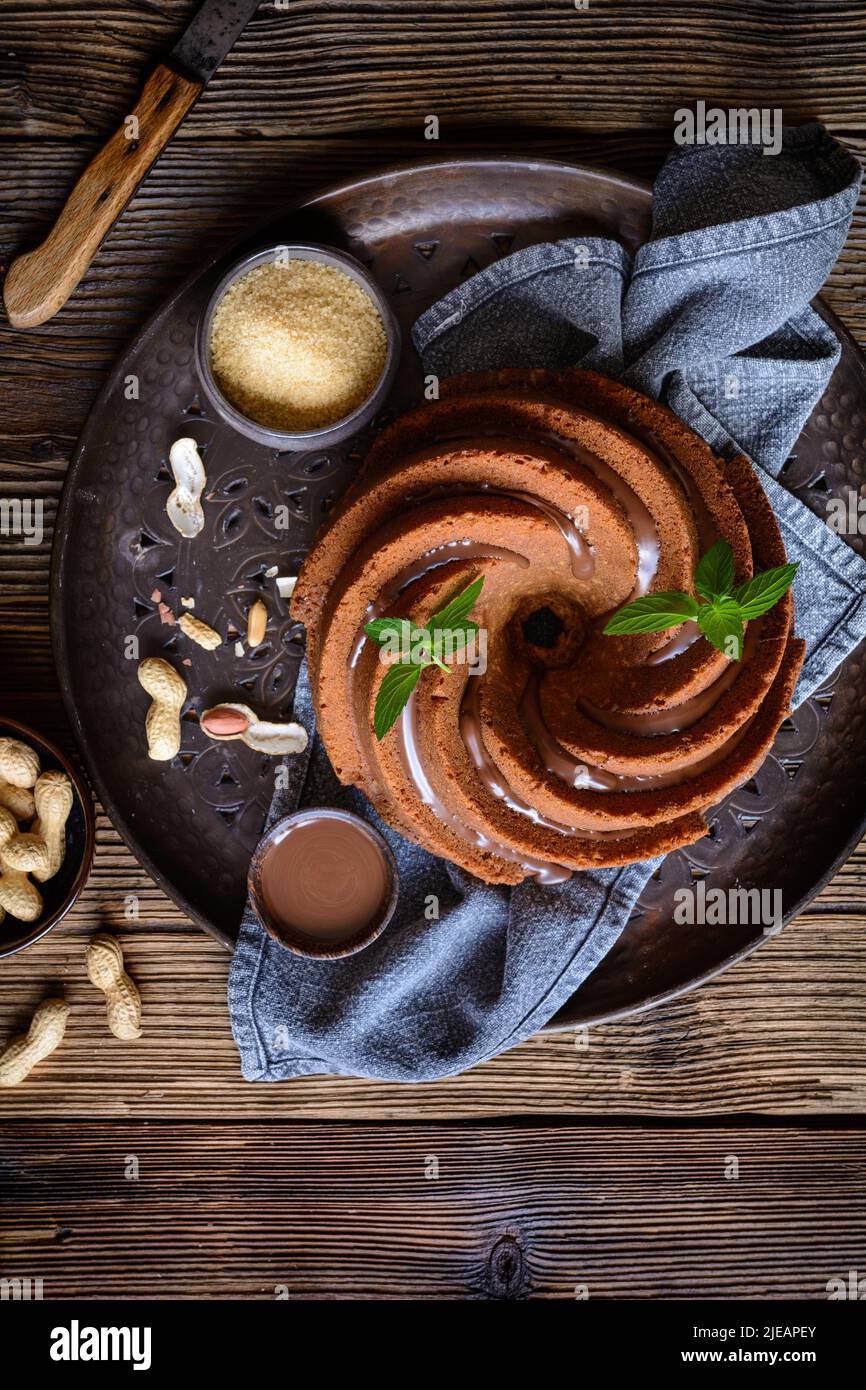 Deliziosa torta con impasti di burro di arachidi dolce su sfondo di legno Foto Stock