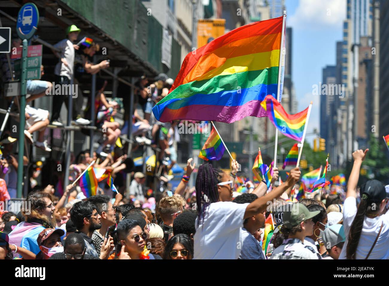 La gente partecipa al NYC Pride March il 26 giugno 2022 a New York. Foto Stock