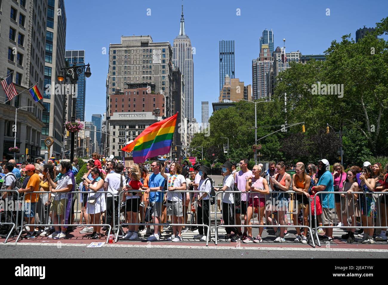 La gente partecipa al NYC Pride March il 26 giugno 2022 a New York. Foto Stock