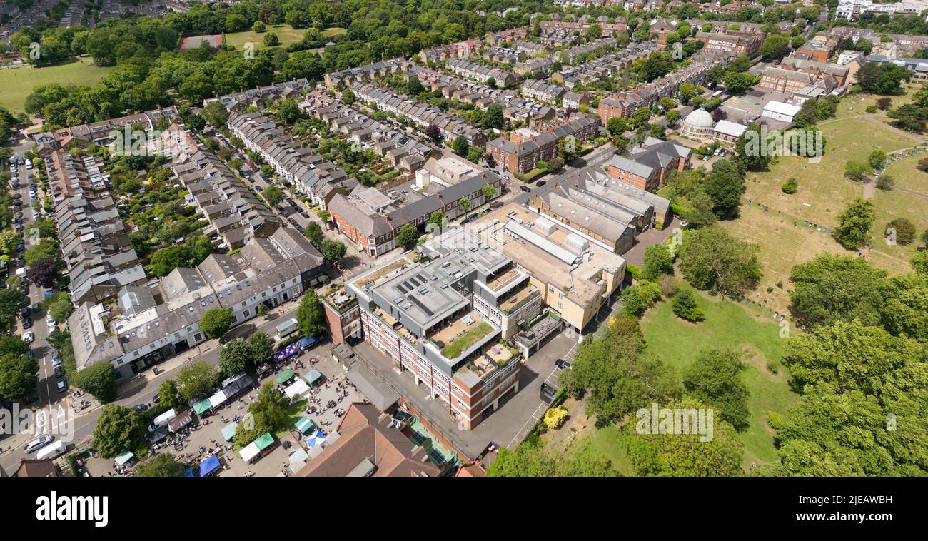 Il Queen’s Park è un’area residenziale adatta alle famiglie, con tranquille strade di case vittoriane ed edoardiane, Londra, Inghilterra Foto Stock