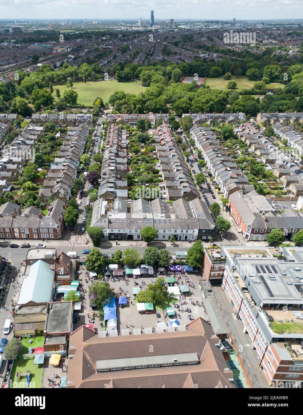 Il Queen’s Park è un’area residenziale adatta alle famiglie, con tranquille strade di case vittoriane ed edoardiane, Londra, Inghilterra Foto Stock