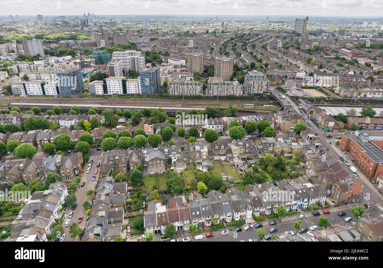 Il Queen’s Park è un’area residenziale adatta alle famiglie, con tranquille strade di case vittoriane ed edoardiane, Londra, Inghilterra Foto Stock
