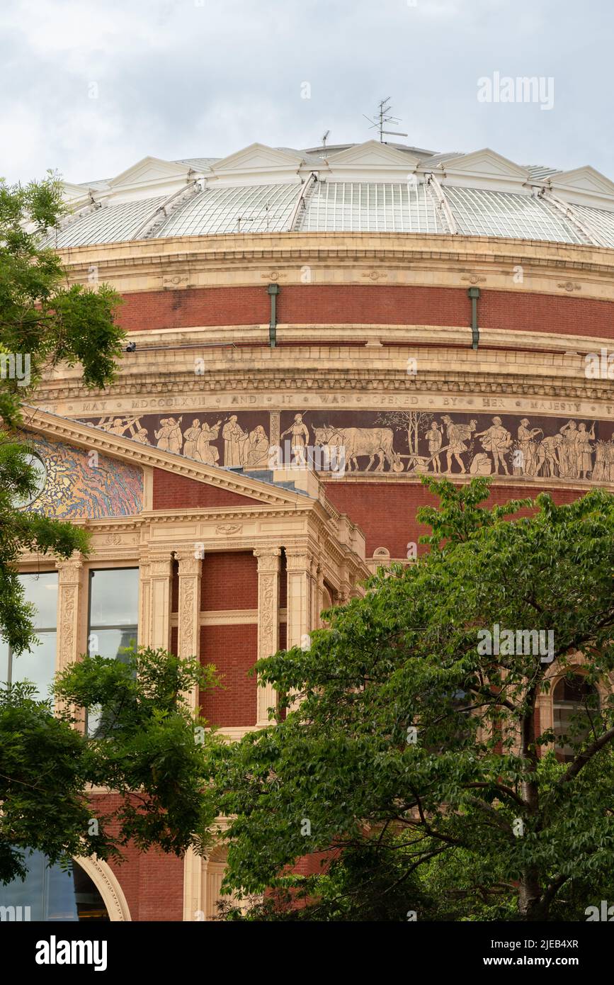 Il Royal Albert Hall è una sala concerti sul bordo nord di South Kensington, Londra, Inghilterra Foto Stock