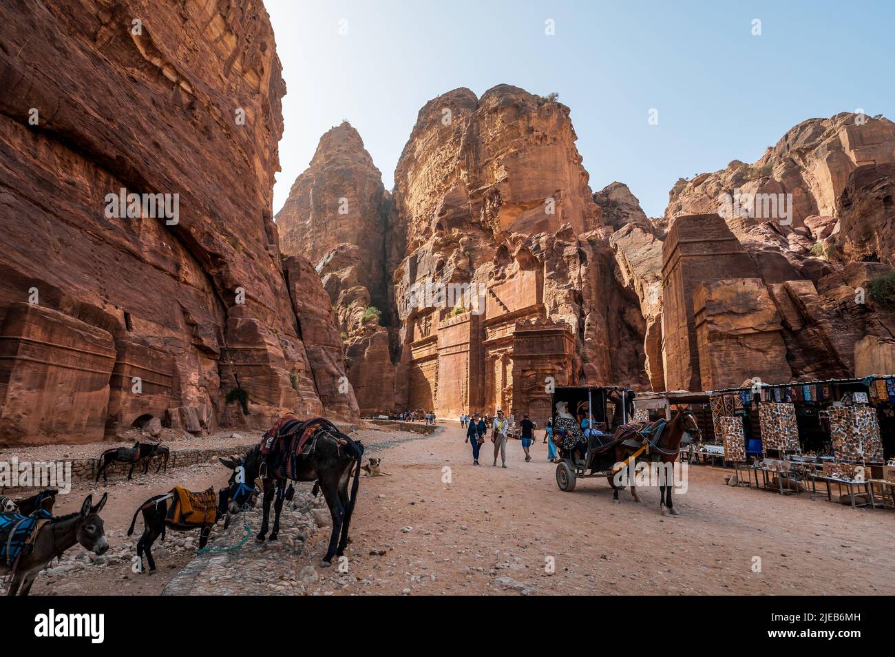 Petra, Giordania - 4 maggio 2022: Petra Ancient Rock Cut City in Giordania. Famoso sito archeologico nel deserto sud-occidentale della Giordania, risalente al 300 B. Foto Stock