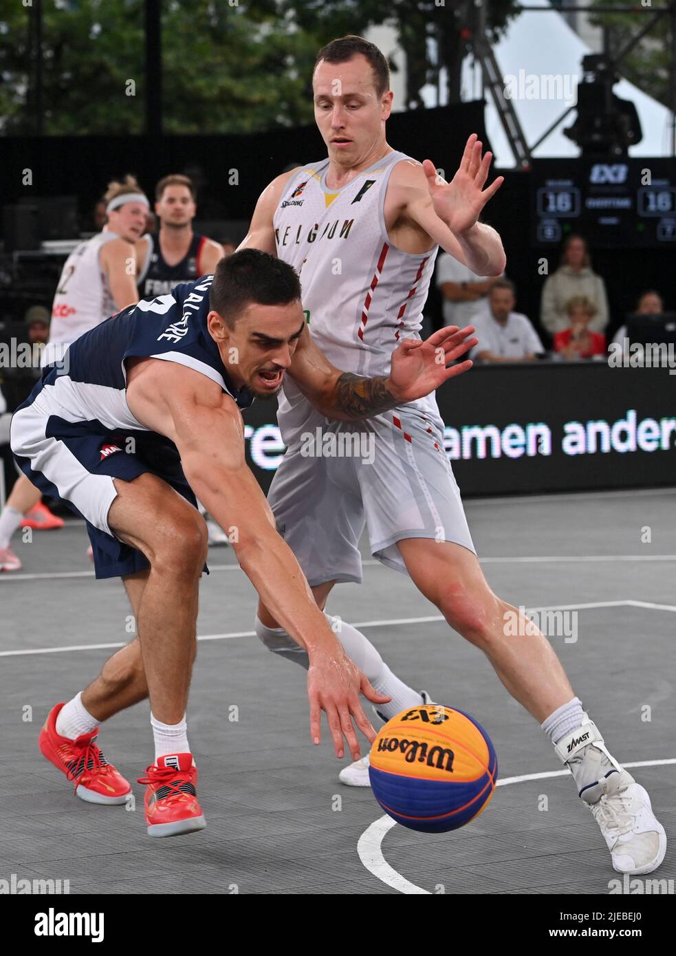 Il francese Leopold Cavaliere e il belga Nick Celis hanno ritratto durante una partita di basket 3x3 tra Belgio e Francia, nella partita di medaglia di bronzo maschile, alla Coppa del mondo FIBA 2022, domenica 26 giugno 2022, ad Anversa. La FIBA 3x3 Basket World Cup 2022 si svolge dal 21 al 26 giugno ad Anversa. BELGA FOTO DIRK WAEM Foto Stock