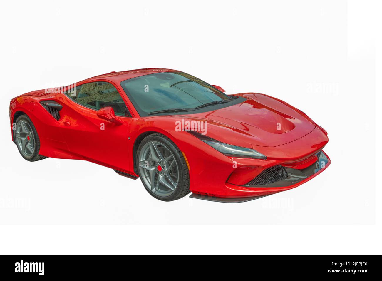 Auto da corsa in rosso brillante isolato su sfondo bianco Foto Stock