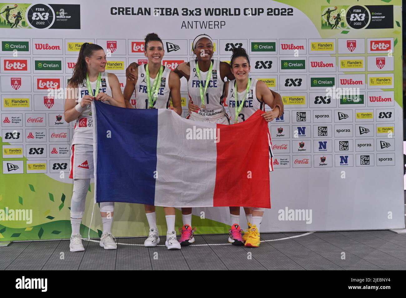 Il vincitore francese Marie-Eve Paget, la francese Laetitia Guapo, la francese Myriam Djekoundade e la francese Hortense Limouzin festeggiano dopo la Coppa del mondo FIBA 2022, domenica 26 giugno 2022, ad Anversa. La FIBA 3x3 Basket World Cup 2022 si svolge dal 21 al 26 giugno ad Anversa. BELGA FOTO DIRK WAEM Foto Stock