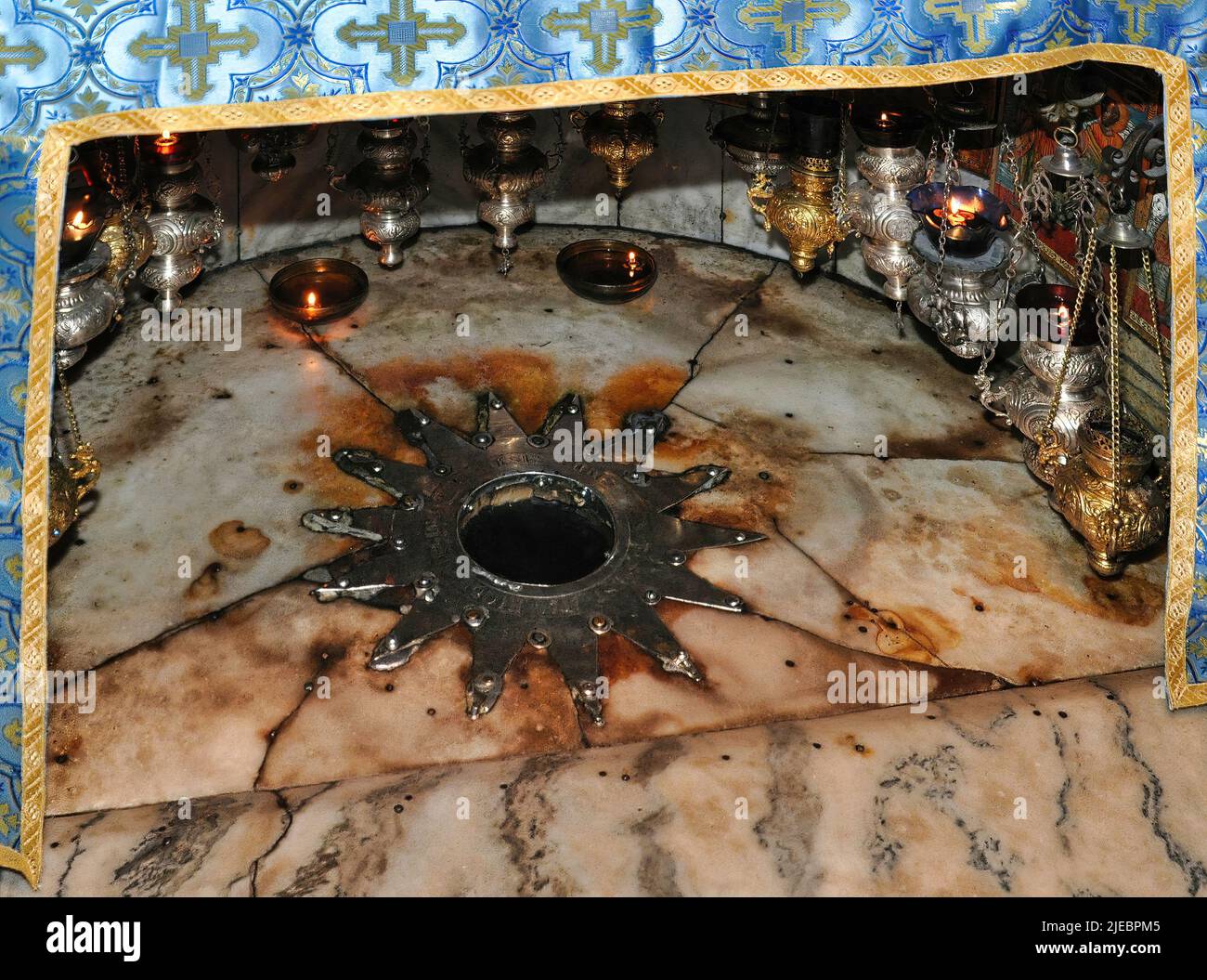 Chiesa della Natività Betlemme Cisgiordania Palestina. La stella segna il luogo dove Jesus ha sopportato. Foto Stock