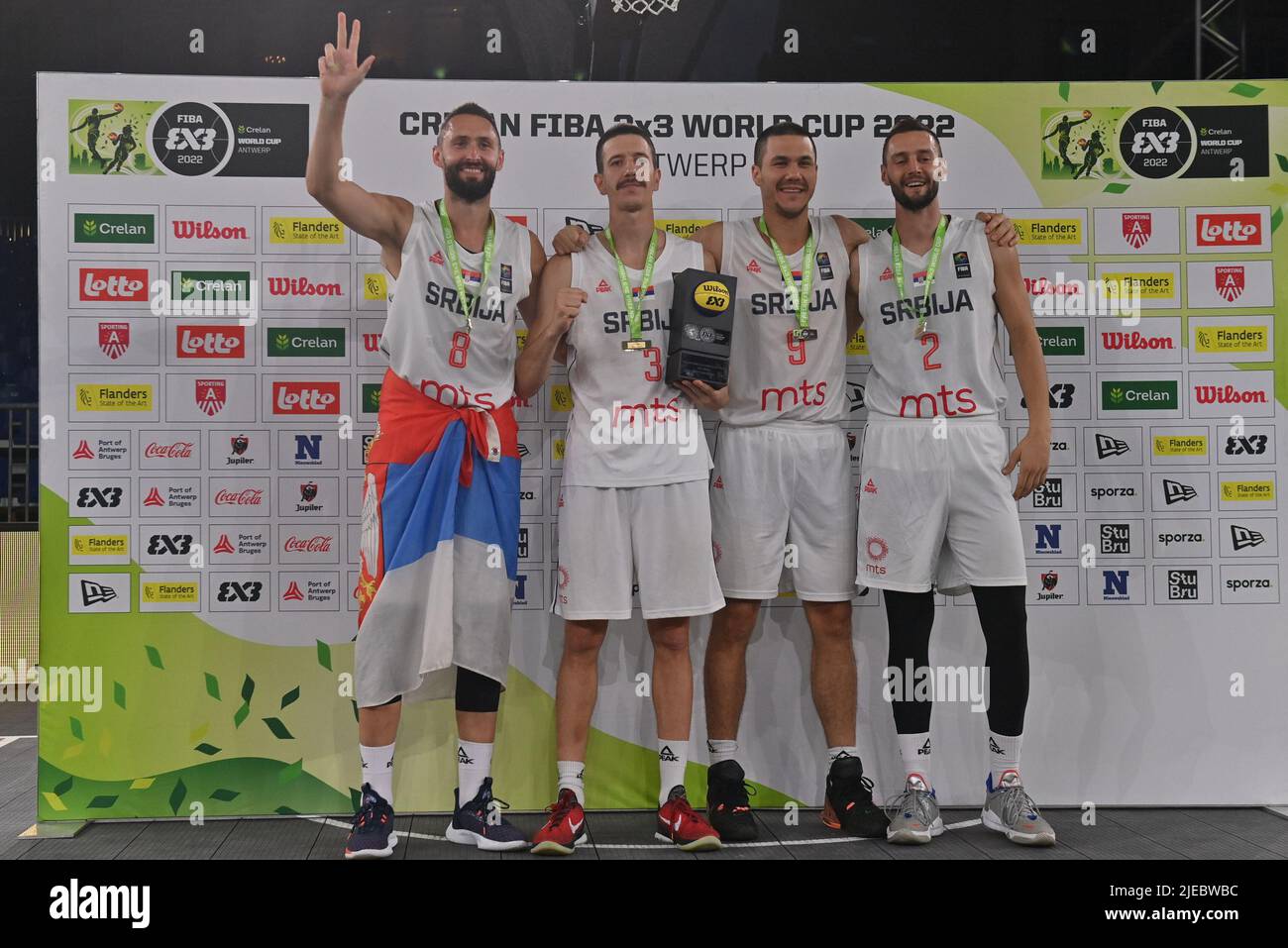 I vincitori Dejan Majstorovic della Serbia, Strahinja Stojacic della Serbia, Mihailo Vasic della Serbia e Marko Brankovic della Serbia celebrano sul podio della Coppa del mondo FIBA 2022, domenica 26 giugno 2022, ad Anversa. La FIBA 3x3 Basket World Cup 2022 si svolge dal 21 al 26 giugno ad Anversa. BELGA FOTO DIRK WAEM Foto Stock