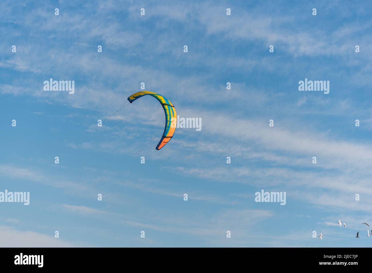 kitesurf colorato con sfondo cielo nuvoloso Foto Stock