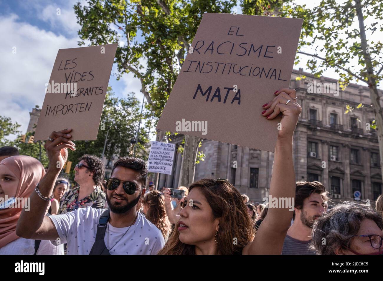 Barcellona, Spagna. 26th giugno 2022. I manifestanti sono visti con cartelli che chiedono responsabilità per le morti al confine di Melilla. Convocata dalla Comunità dell'Africa Nera (CNAAE), circa 300 persone si sono riunite per respingere le azioni di polizia dei governi spagnolo e marocchino dopo il massiccio salto di migranti sulla recinzione al confine di Melilla con il risultato di 37 morti. (Foto di Paco Freire/SOPA Images/Sipa USA) Credit: Sipa USA/Alamy Live News Foto Stock