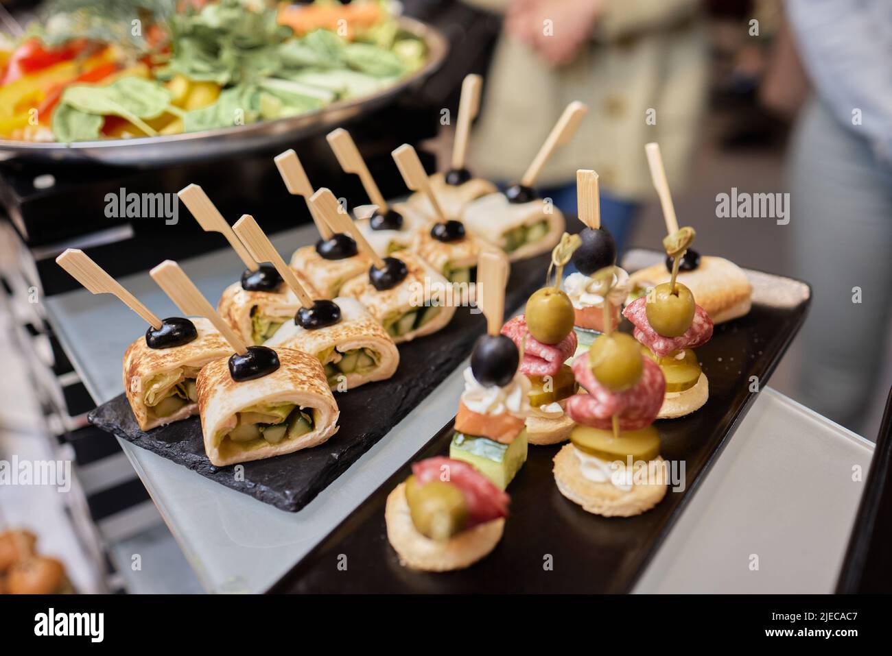 Un sacco di spuntini freddi sul tavolo del buffet e catering Foto Stock