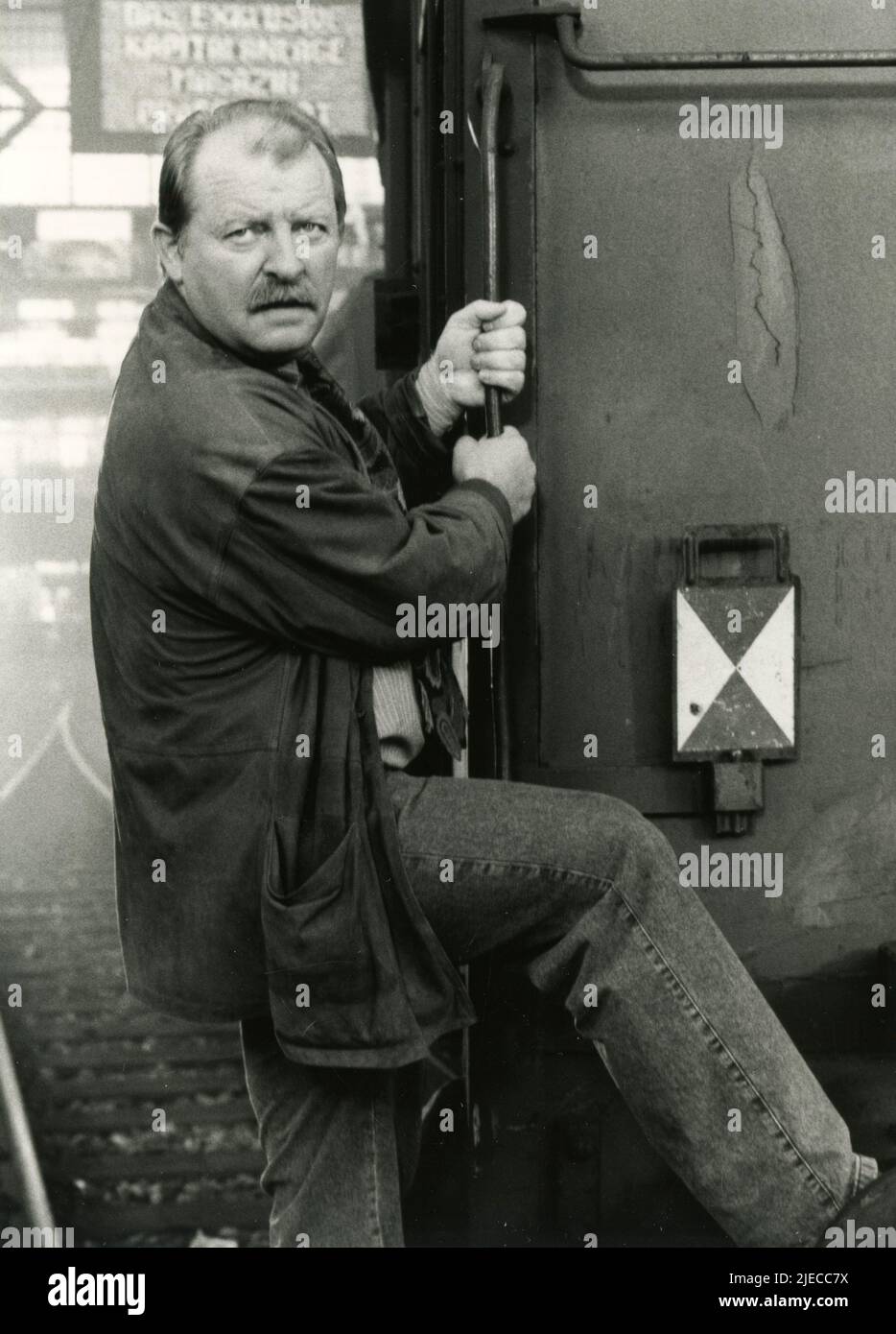 L'attore tedesco Eberhard Feik nella serie TV A Man on the Train (Ein Mann am Zug), Germania 1993 Foto Stock