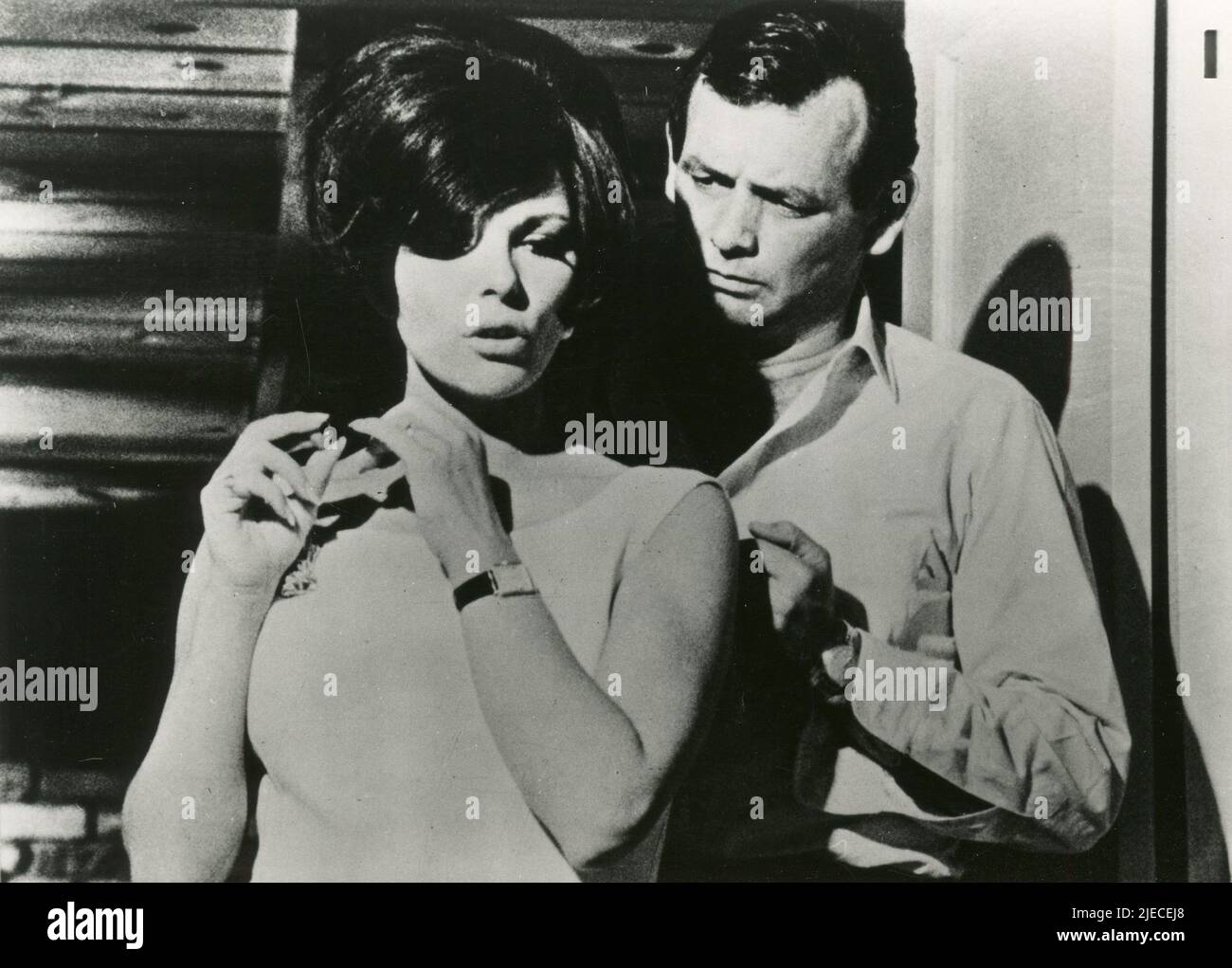 L'attrice inglese Joan Collins e l'attore americano David Janssen nel film Warning Shot, USA 1967 Foto Stock