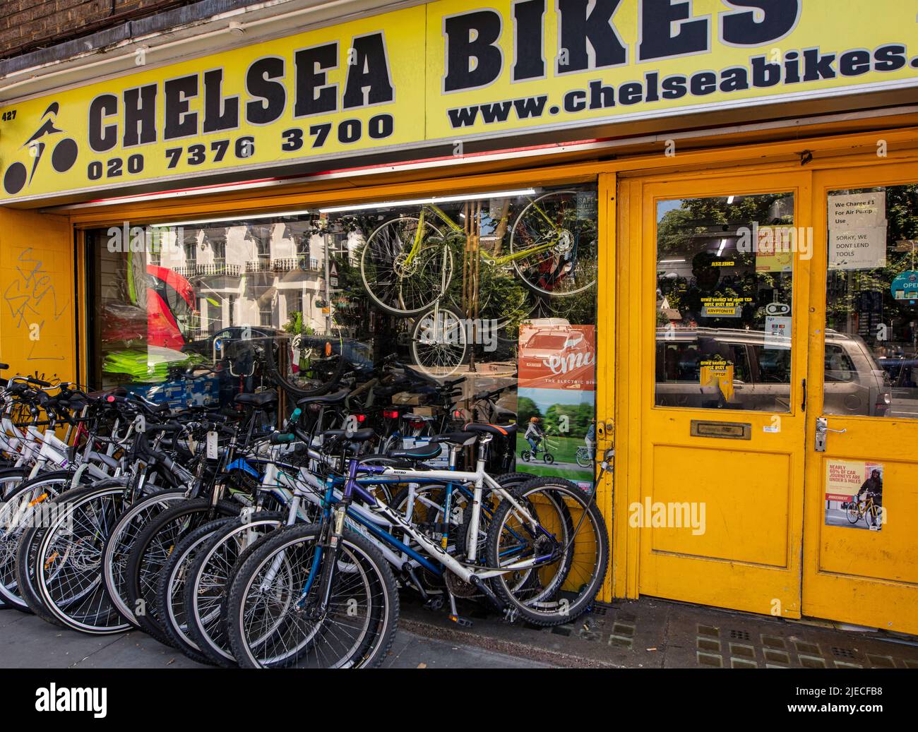 The King's Road, Londra, Regno Unito; una strada commerciale alla moda associata a 1960s Swinging London; il Chelsea Bike Shop Foto Stock