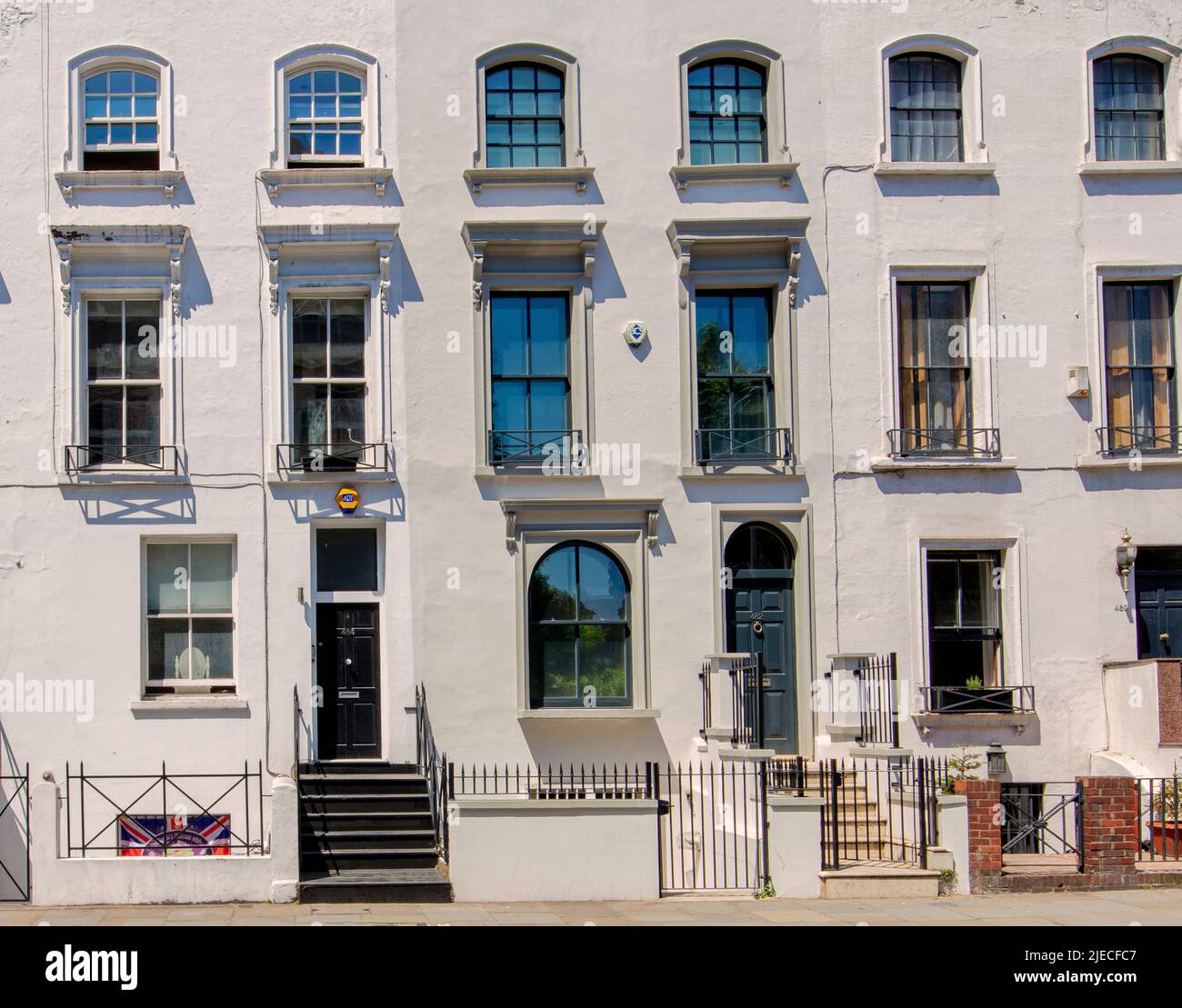 484 King's Road, Londra, Regno Unito; sede della Swan Song Records e LED Zeppelin; l'estremità alla moda della strada famosa per Swinging London Foto Stock 484 King's Road, Londra, Regno Unito; sede della Swan Song Records e LED Zeppelin; l'estremità alla moda della strada famosa per Swinging London Foto Stock