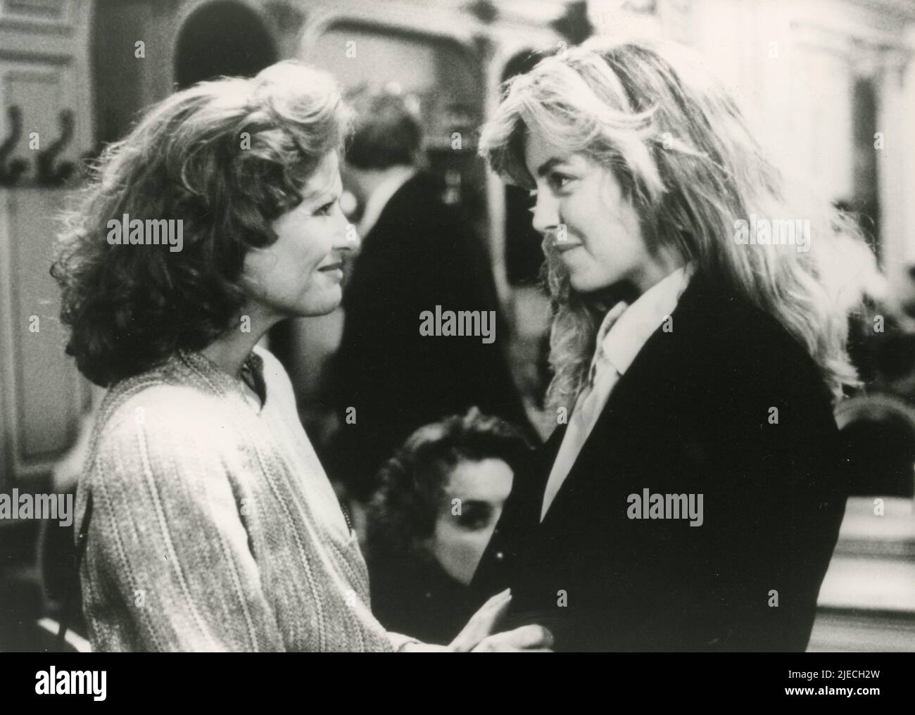 Le attrici italiane Claudia Cardinale e Greta Scacchi nel film A Man in Love, Italy 1987 Foto Stock