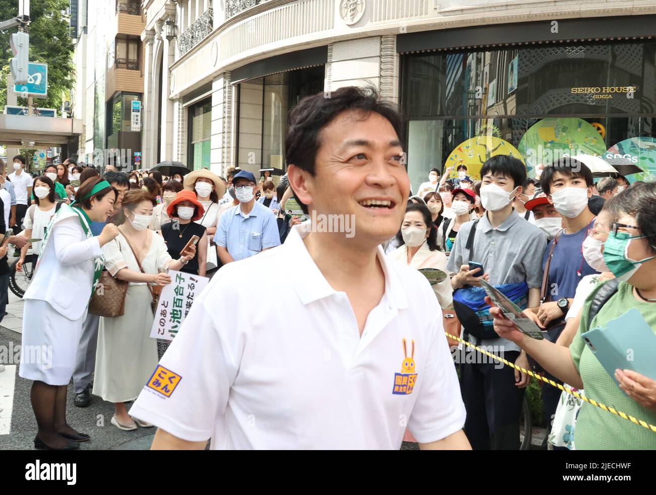 Tokyo, Giappone. 26th giugno 2022. Il Partito democratico di opposizione del Giappone per il leader del popolo Yuichiro Tamaki sorride ai suoi sostenitori in una campagna per le elezioni dell'alta Casa del luglio 10 a Tokyo domenica 26 giugno 2022. Credit: Yoshio Tsunoda/AFLO/Alamy Live News Foto Stock