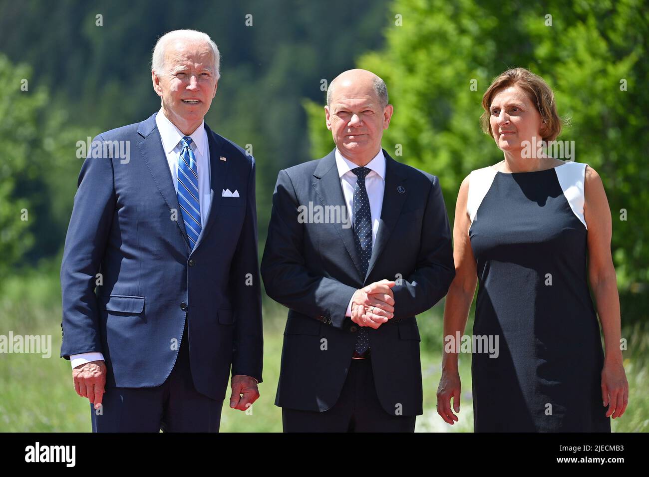 Klais, Germania. 26th giugno 2022. Il Cancelliere federale OLAF SCHOLZ e sua moglie Britta ERNST con il presidente americano Joe BIDEN. Saluto dei Capi di Stato. Arrivo, 48th G7 Summit 2022 a Schloss Elmau dal 26 al 28 giugno 2022. Credit: dpa/Alamy Live News Foto Stock