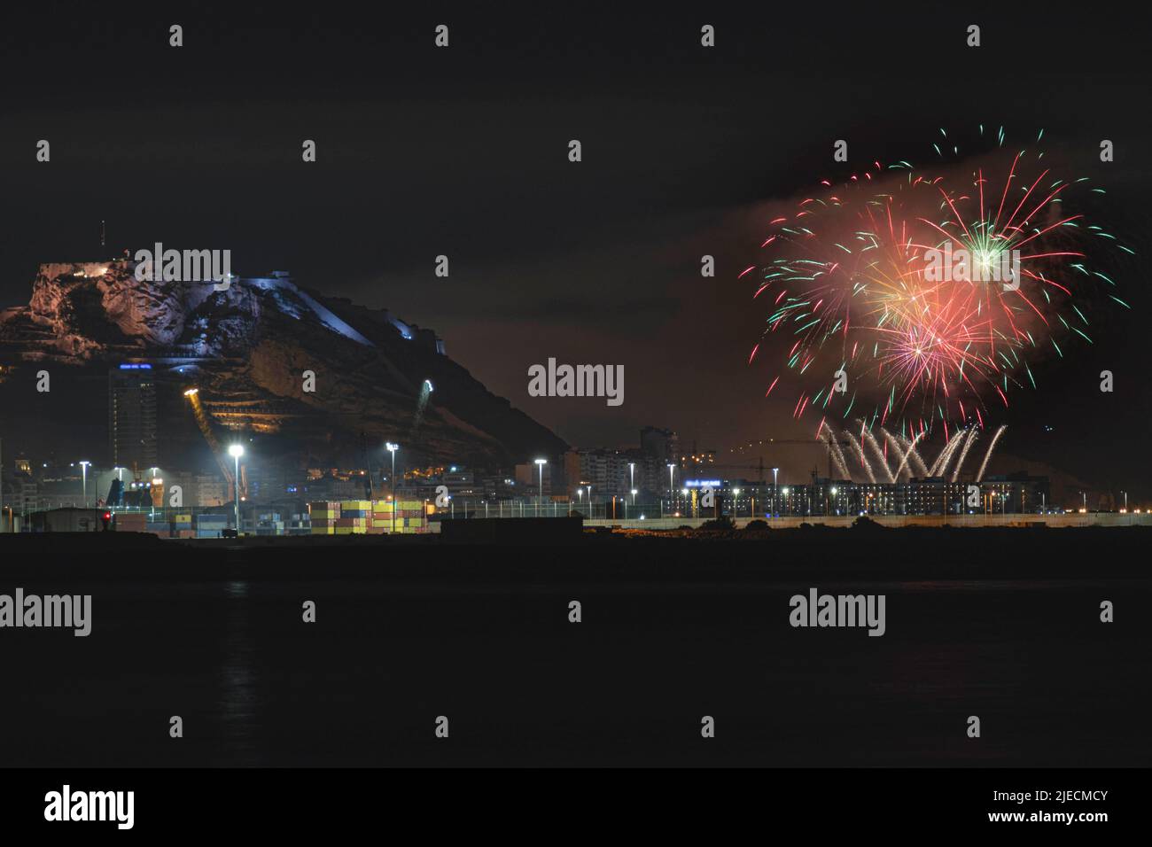 Una fotografia a lunga esposizione, fuochi d'artificio e il castello di Santa Barbara ad Alicante, Spagna Foto Stock