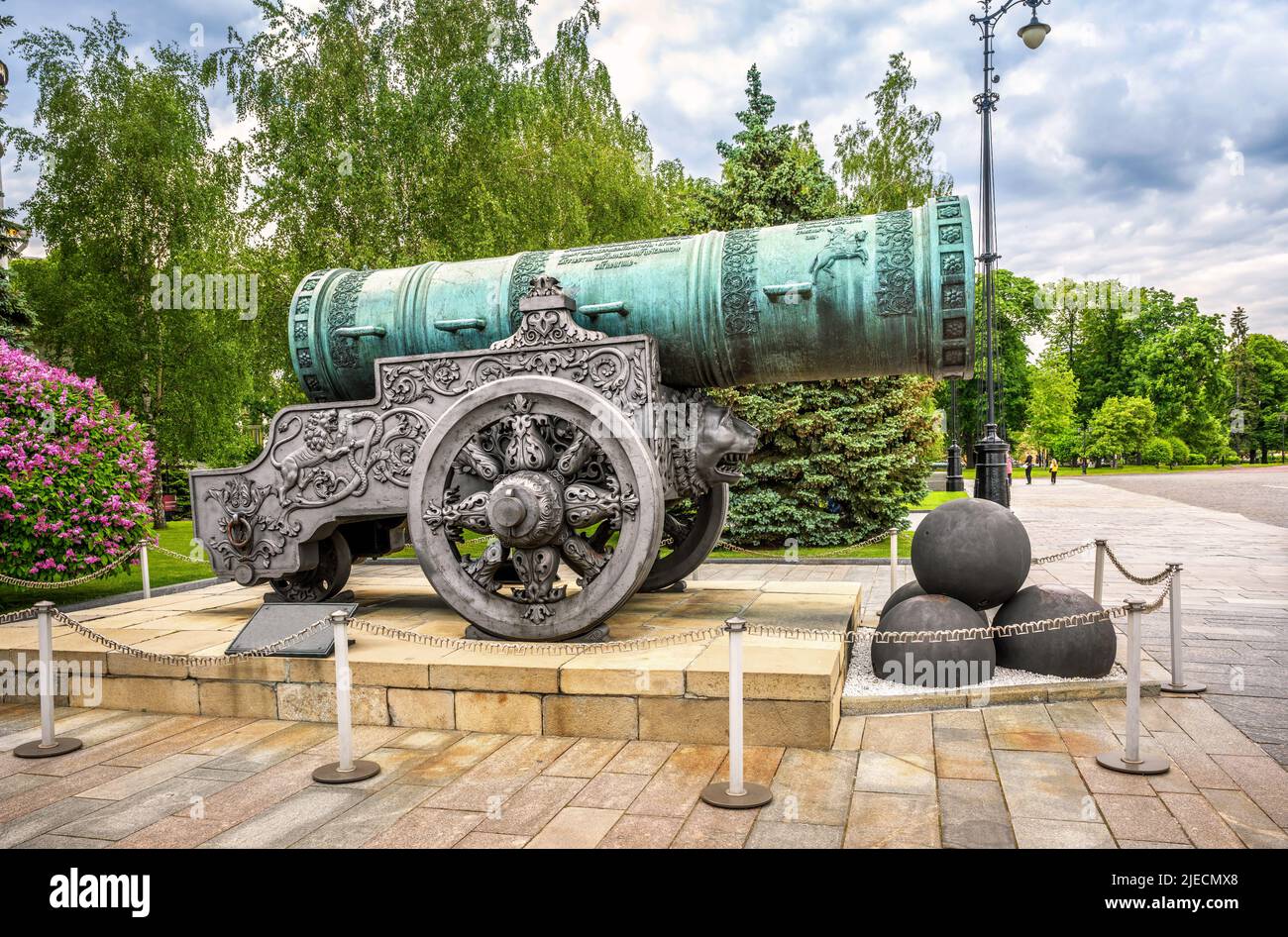 Tsar Cannon (re dei cannoni) nel Cremlino di Mosca, Russia. E' un punto di riferimento storico di Mosca. Grande vecchia pistola di bronzo, Czar Pushka sul russo, a Mosca Foto Stock