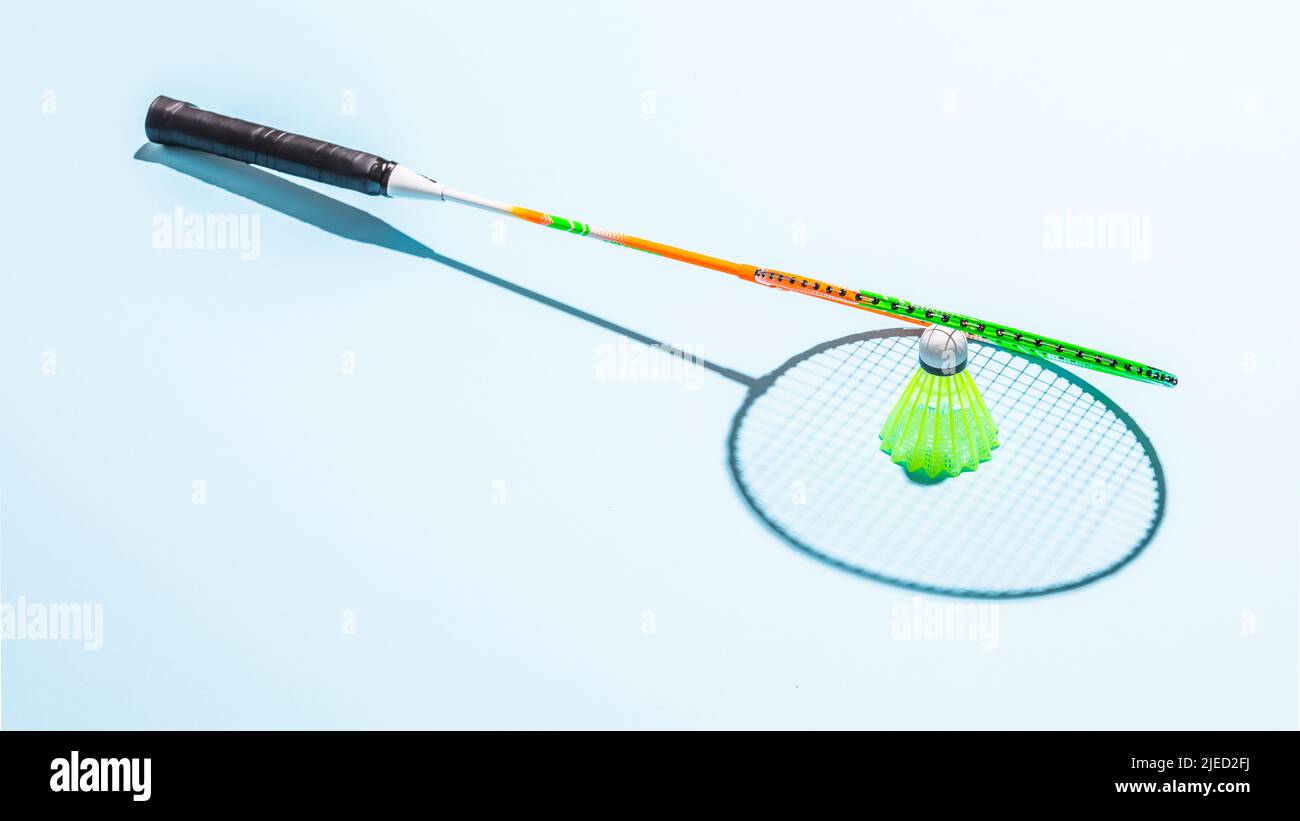 Racket e shuttleock di badminton su blu Foto Stock