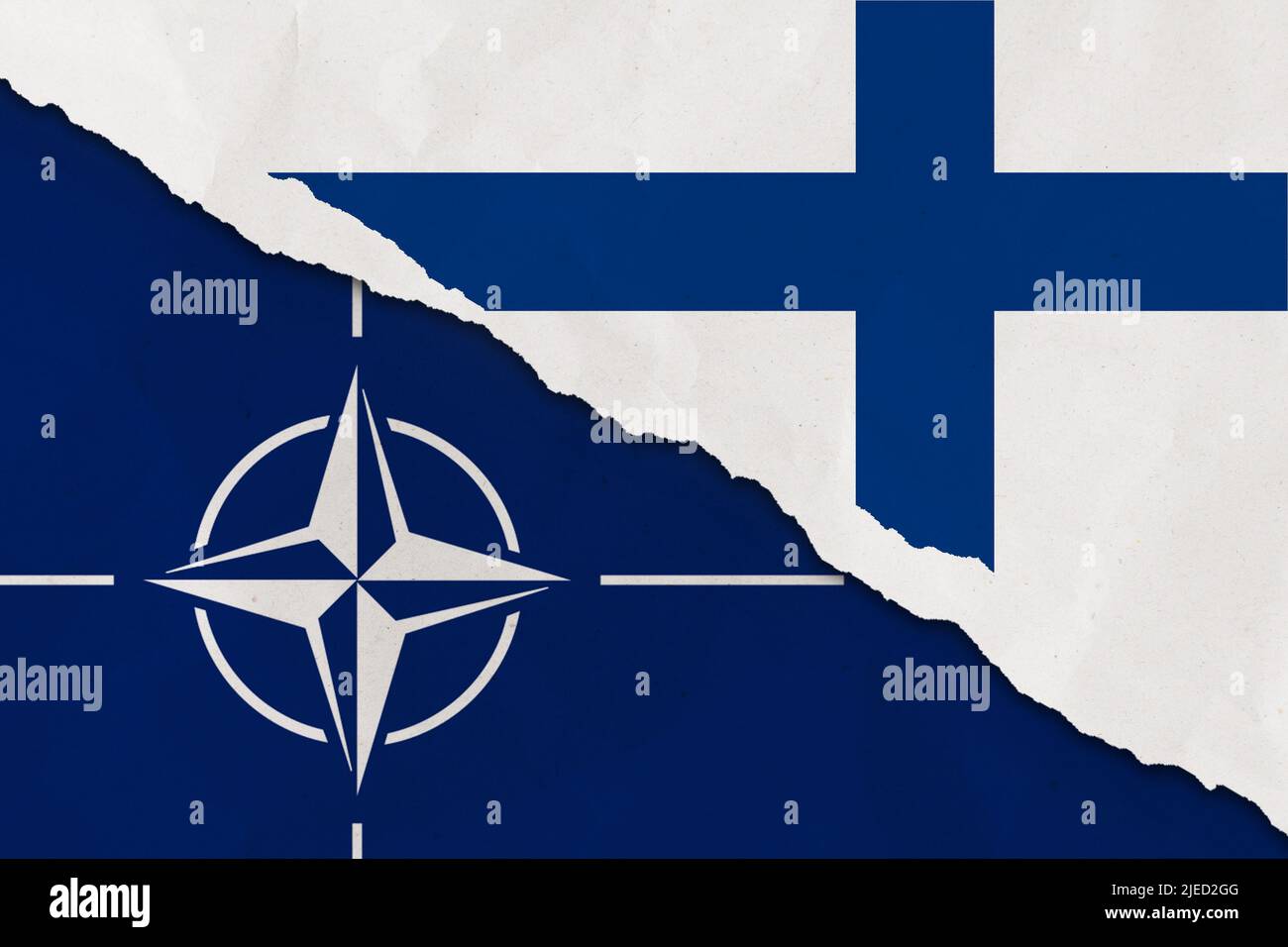 La Finlandia e la bandiera della NATO hanno strappato la carta grunge sfondo. Astratto appartenenza alla NATO, conflitti politici concetto trama sfondo Foto Stock