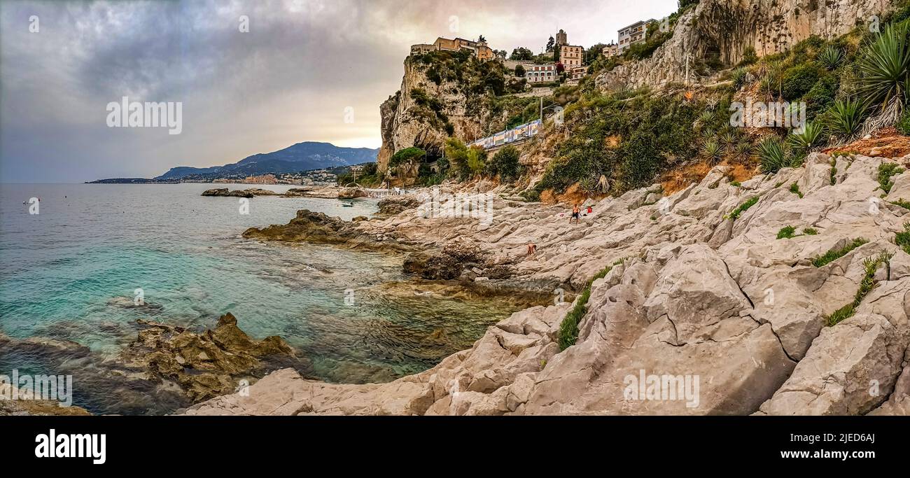Ventimiglia, Liguria, provincia di Imperia, Italia .Wild Balzi Rossi spiaggia, confine con la Francia con una vista su Mentone. Foto Stock