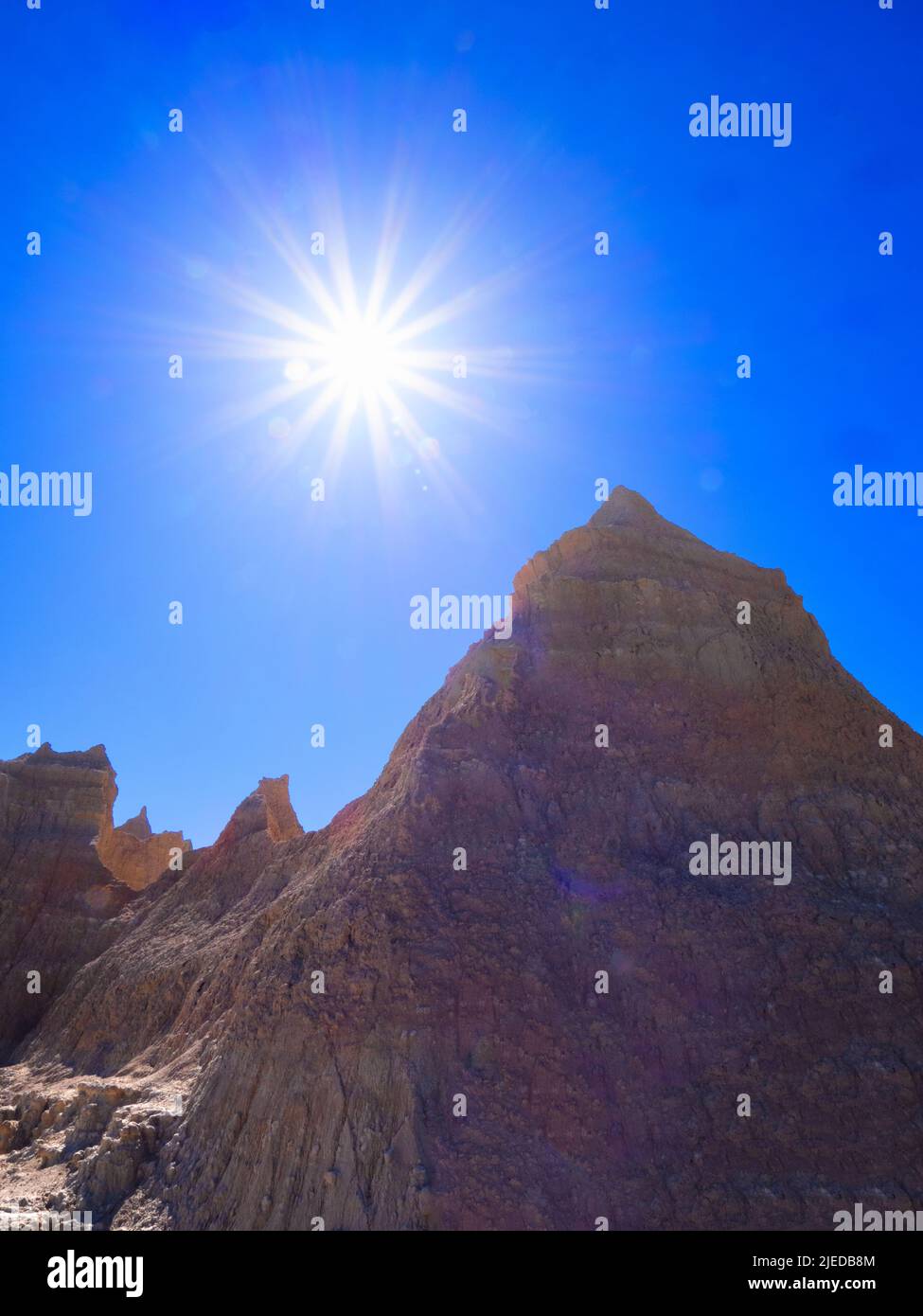 Sole nel cielo blu lungo il Door Trail nel Badlands National Park nel South Dakota Foto Stock