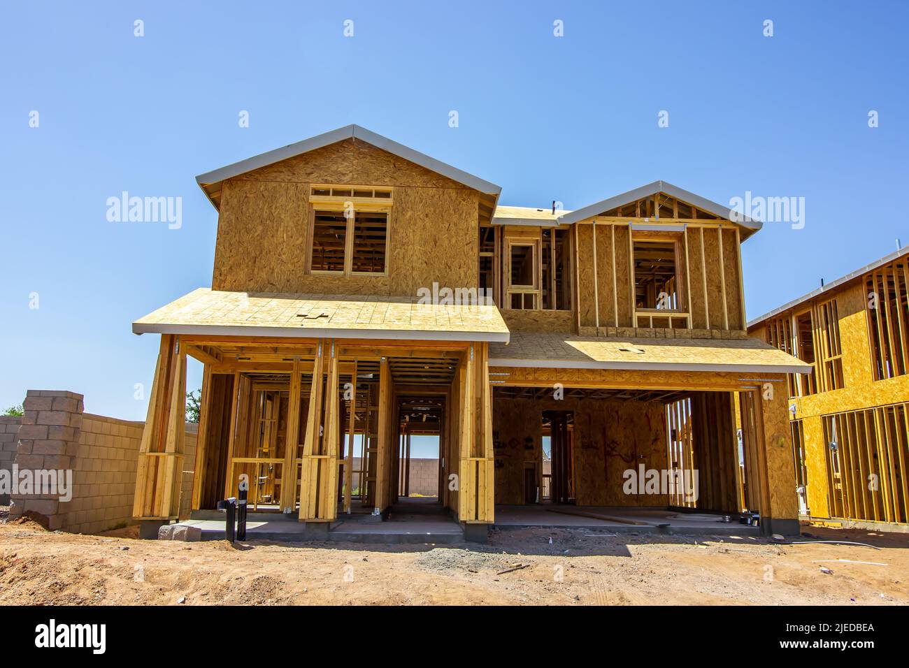 Casa a due piani durante la fase di costruzione in legno compensato Foto Stock