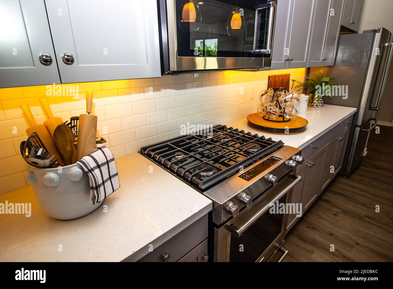 Banco cucina con ciotola di utensili da cucina e Lazy Susan Foto Stock