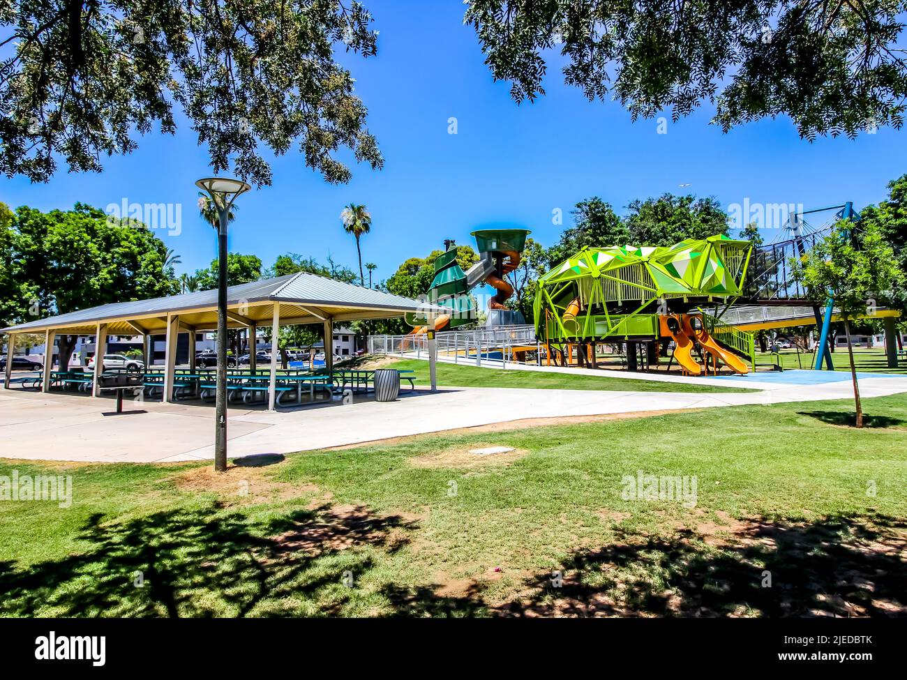 Parco giochi per bambini e area picnic nel Parco pubblico gratuito Foto Stock