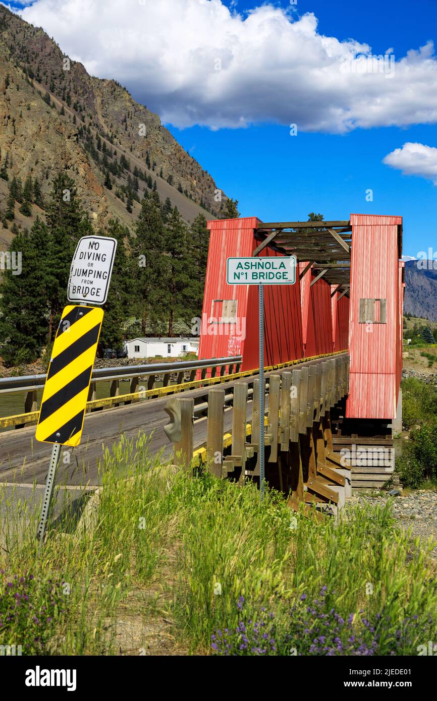 Il ponte ferroviario Ashnola n. 1 misura 135 metri sul fiume Similkameen della British Columbia, situato a Keremeos, British Columbia. Foto Stock