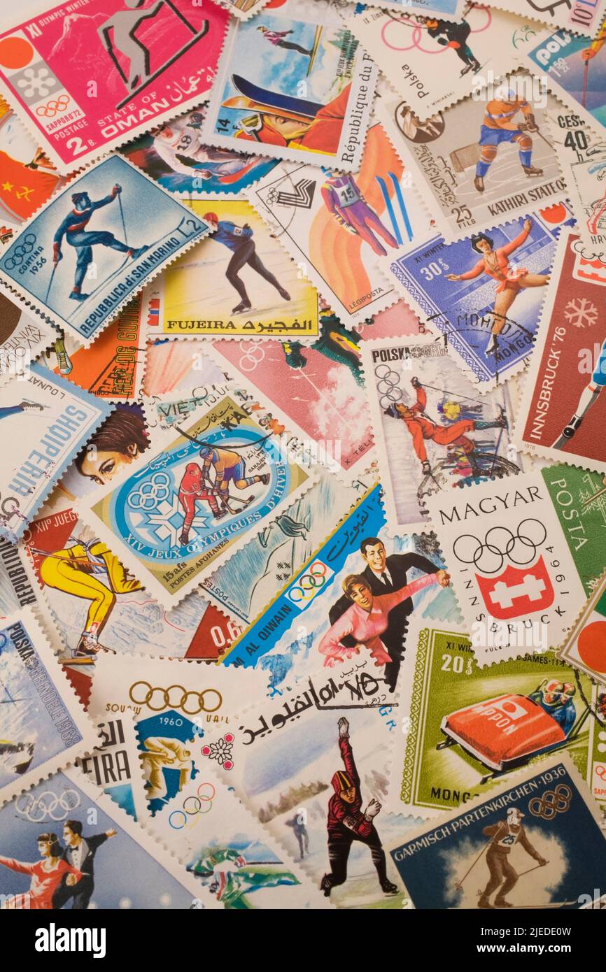 Vecchi francobolli assortiti di vari paesi che commemorano vari sport olimpici invernali. Foto Stock