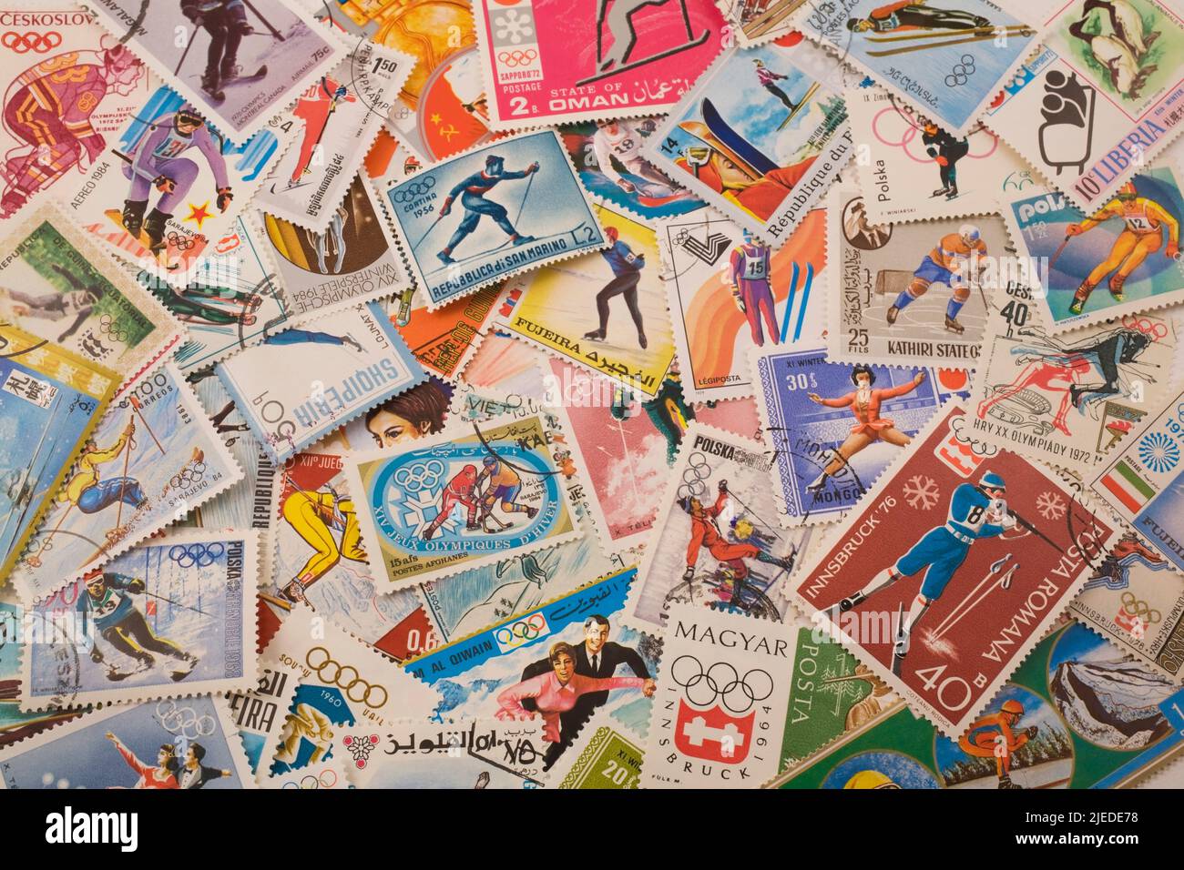 Vecchi francobolli assortiti di vari paesi che commemorano vari sport olimpici invernali. Foto Stock