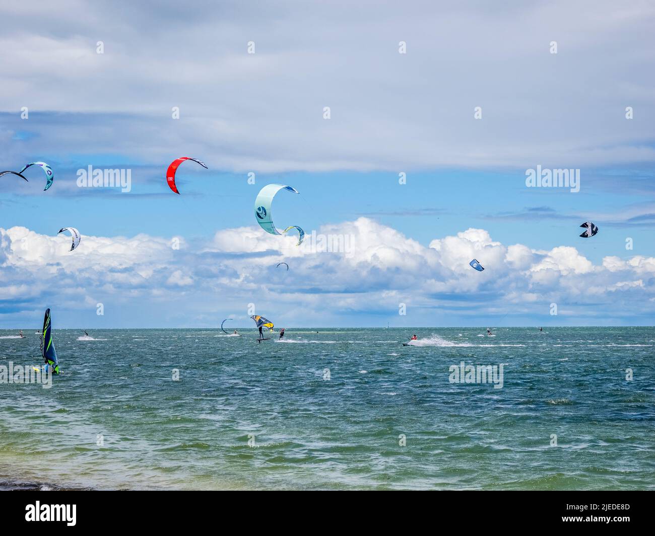 Kiteboarder o kitesurfers a Tampa Bay a St Petersburg Florida USA Foto Stock