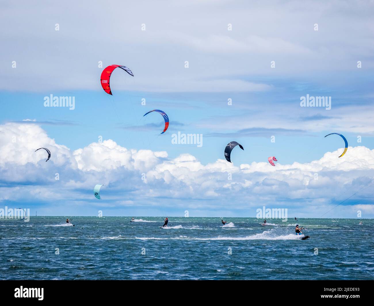 Kiteboarder o kitesurfers a Tampa Bay a St Petersburg Florida USA Foto Stock