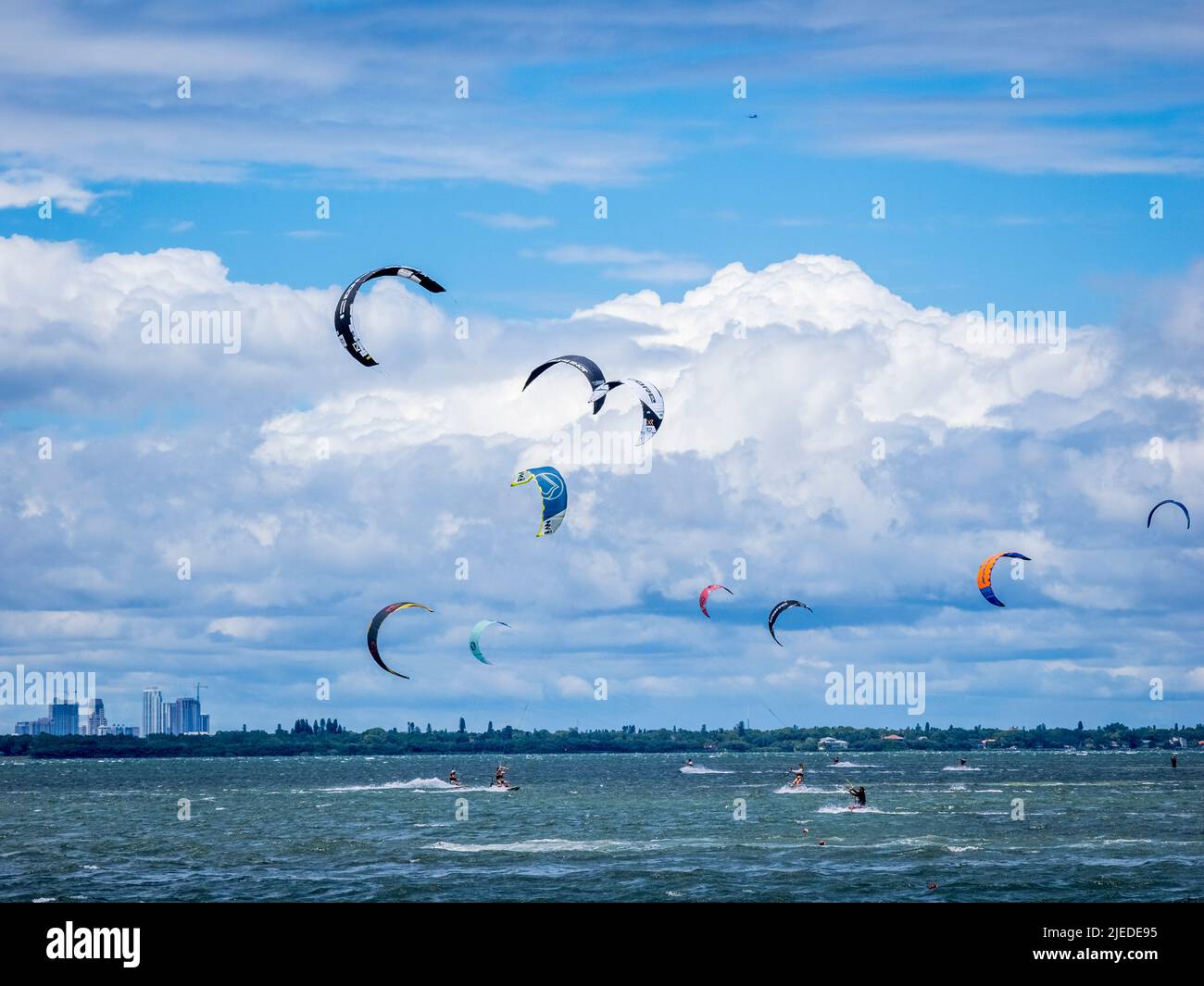 Kiteboarder o kitesurfers a Tampa Bay a St Petersburg Florida USA Foto Stock
