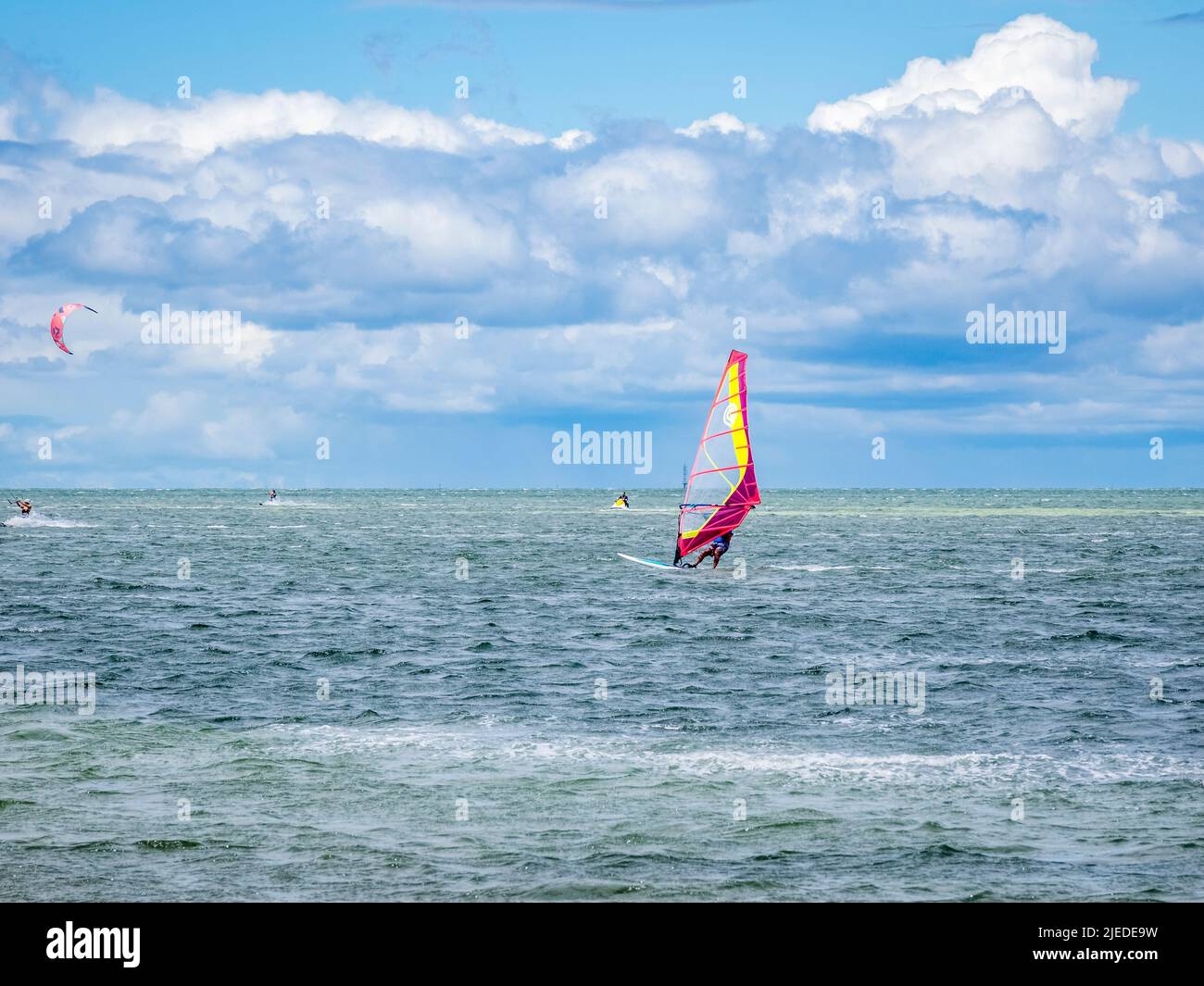 Kiteboarder o kitesurfers a Tampa Bay a St Petersburg Florida USA Foto Stock