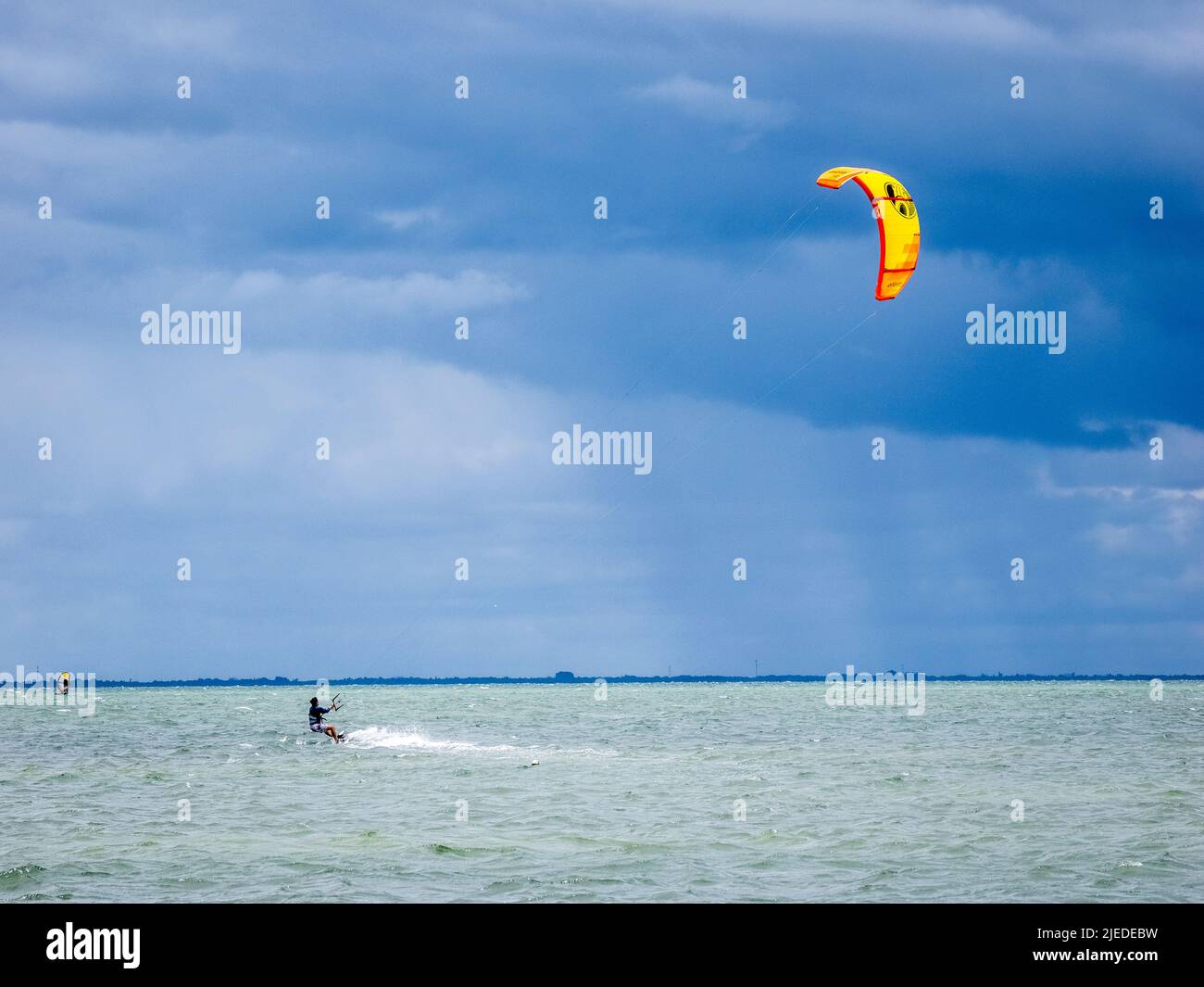 Kiteboarder o kitesurfers a Tampa Bay a St Petersburg Florida USA Foto Stock