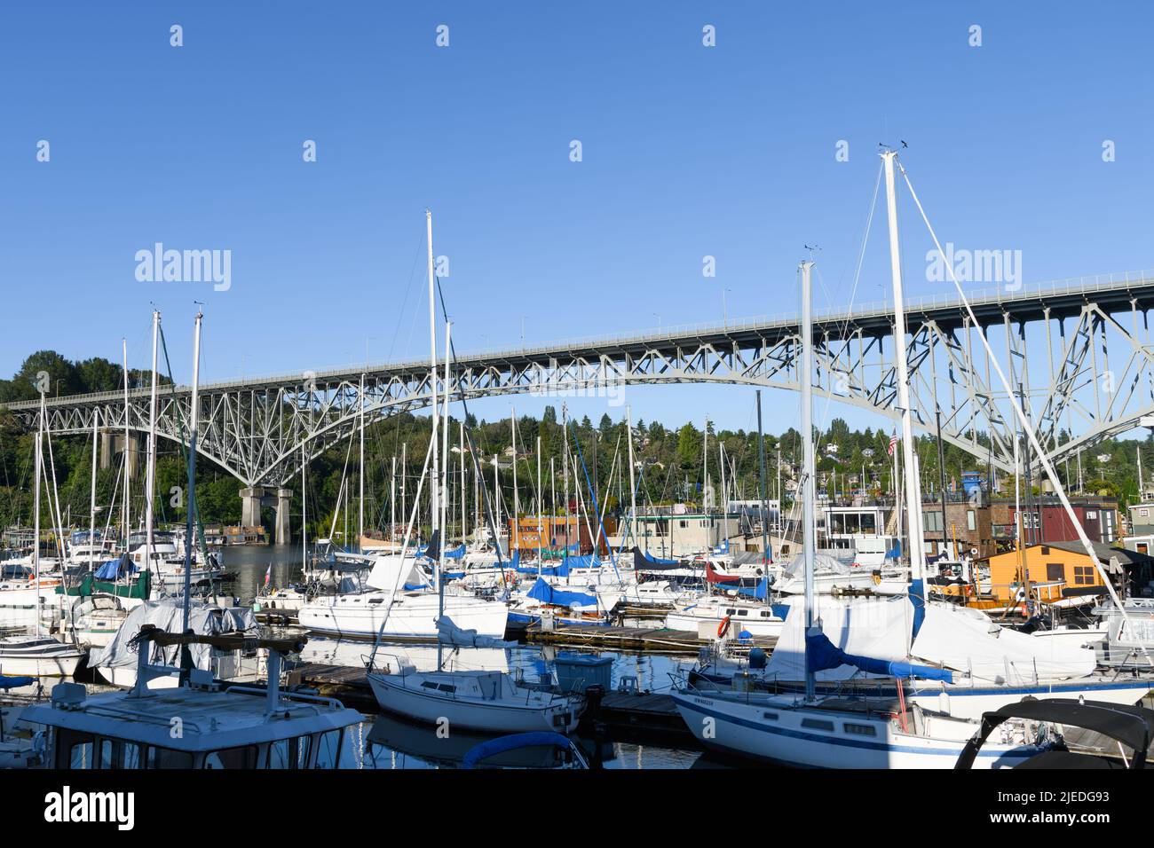 Seattle - 25 giugno 2022; Aurora Bridge a Seattle sovrasta le barche a vela sottostanti Foto Stock
