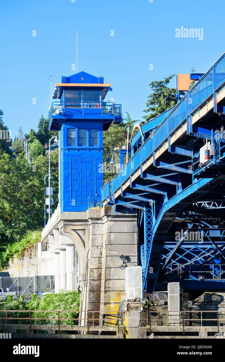 Torre di controllo blu per il ponte di disegno Freemont nel quartiere di Seattle in una giornata estiva Foto Stock