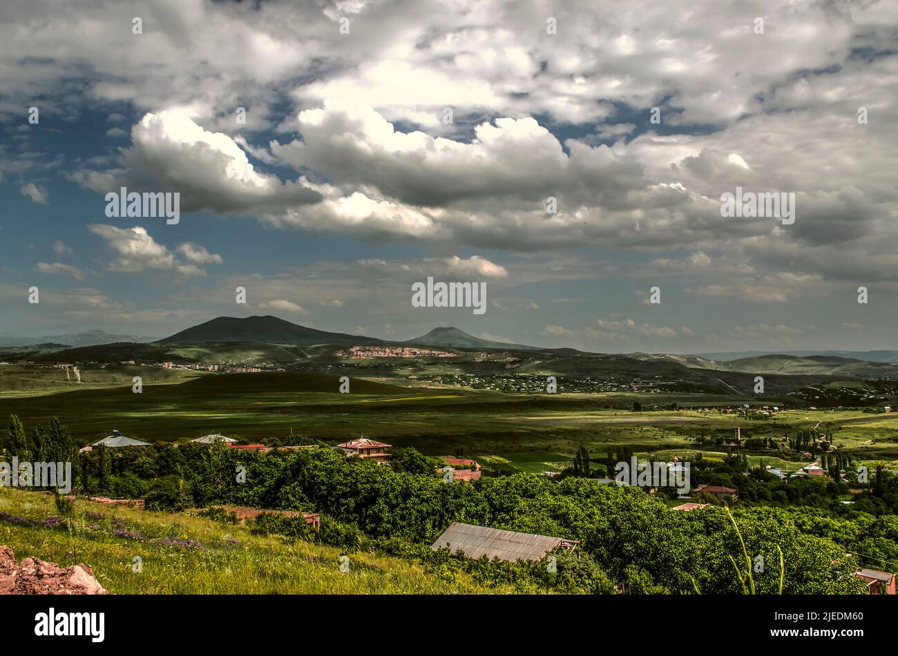 I villaggi di alta montagna di Teghenik, Karashamb, Lusakert, ai piedi dei monti Geghama, erano coperti da un'ombra da tuono imminente c Foto Stock